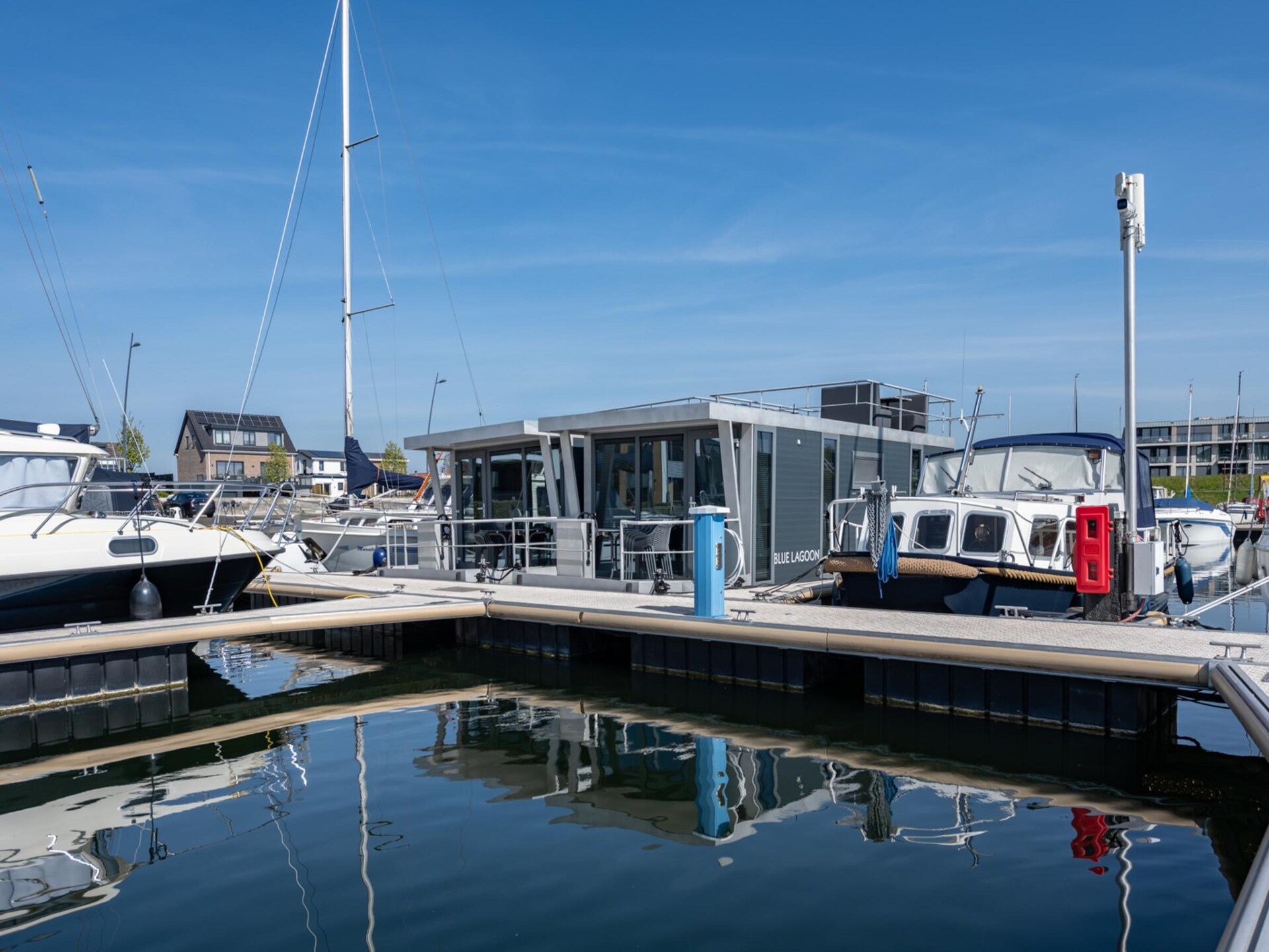 Waterlodge Blue Lagoon: luxe woonboot aan het Veerse Meer - foto 1