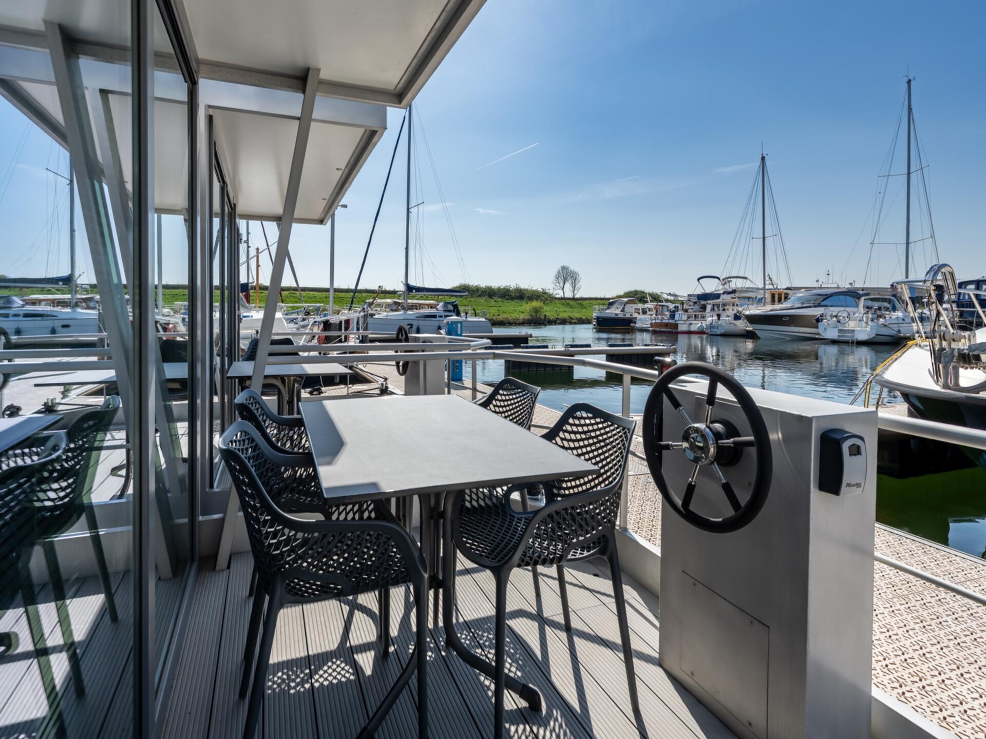 Waterlodge Blue Lagoon: luxe woonboot aan het Veerse Meer - foto 6