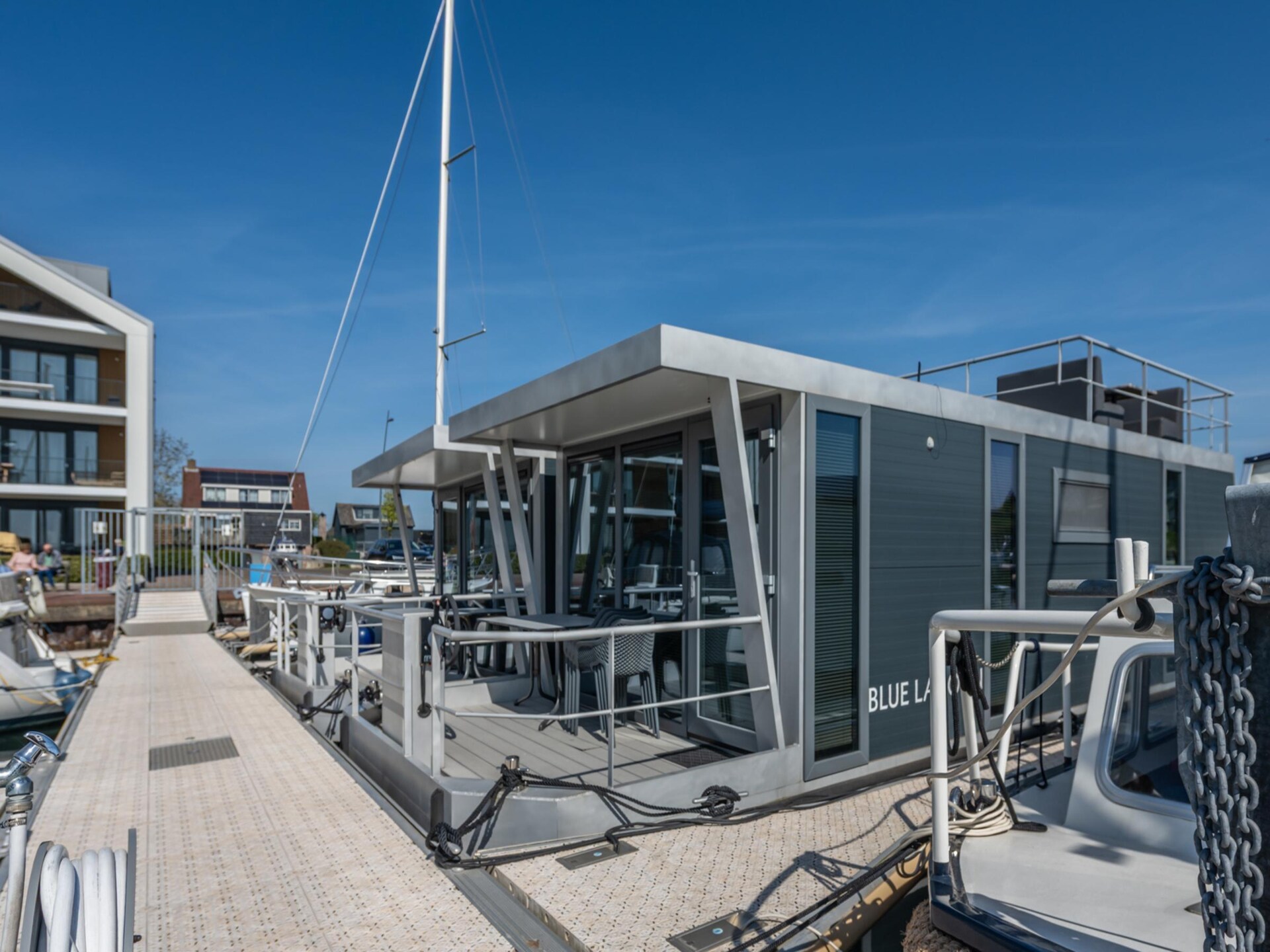 Waterlodge Blue Lagoon: luxe woonboot aan het Veerse Meer - foto 8