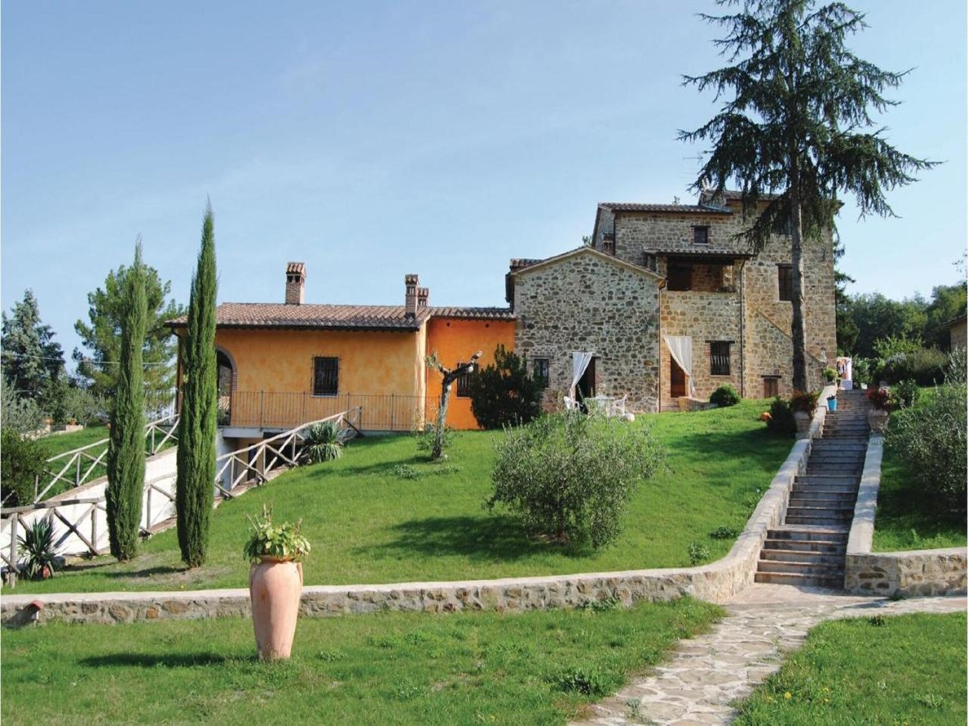 Ruim vakantiehuis voor 30 personen met privézwembad in Città di Castello - foto 1