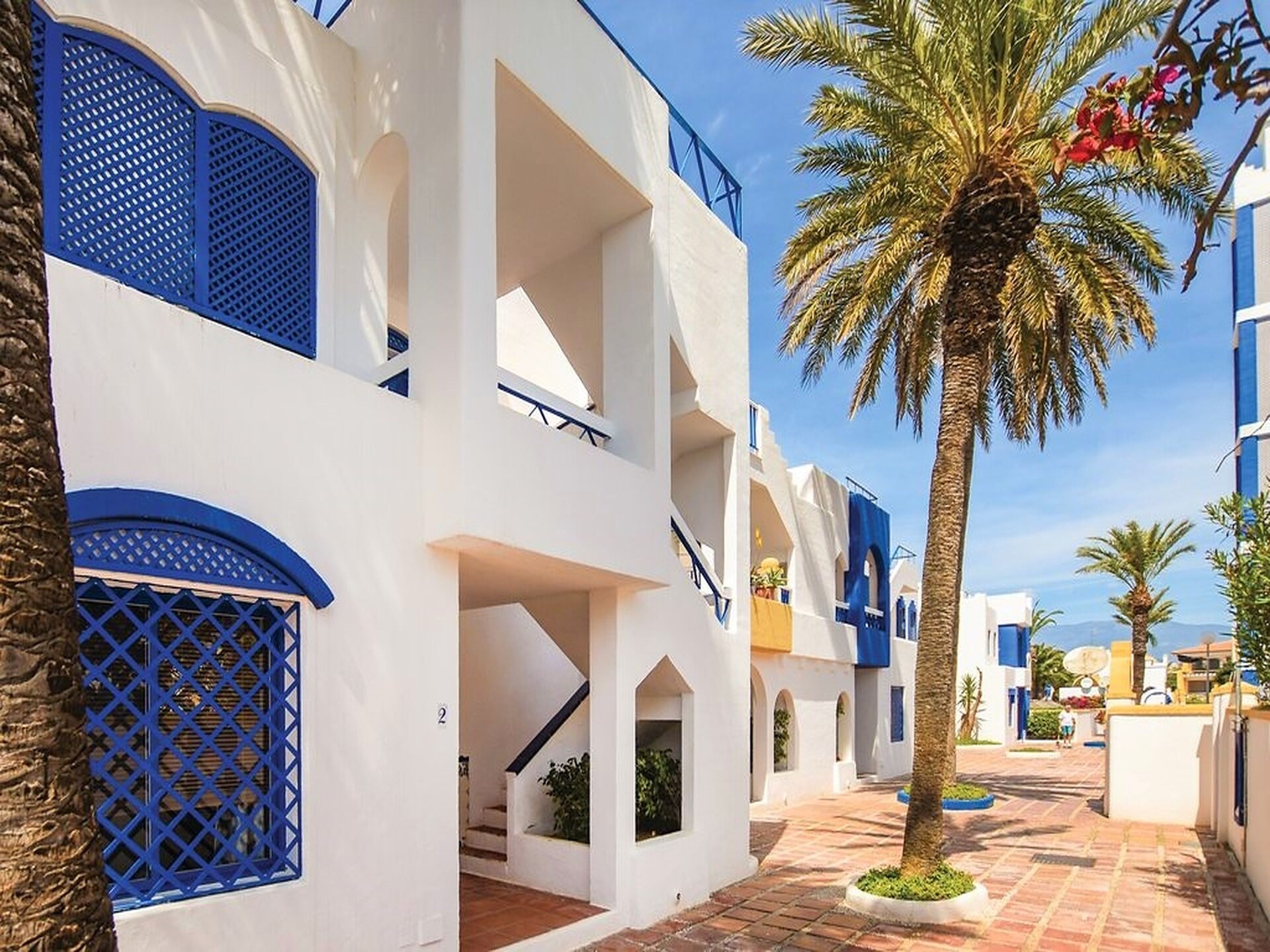 Zonnig appartement met dakterras en zwembad nabij golfbaan en strand - foto 9
