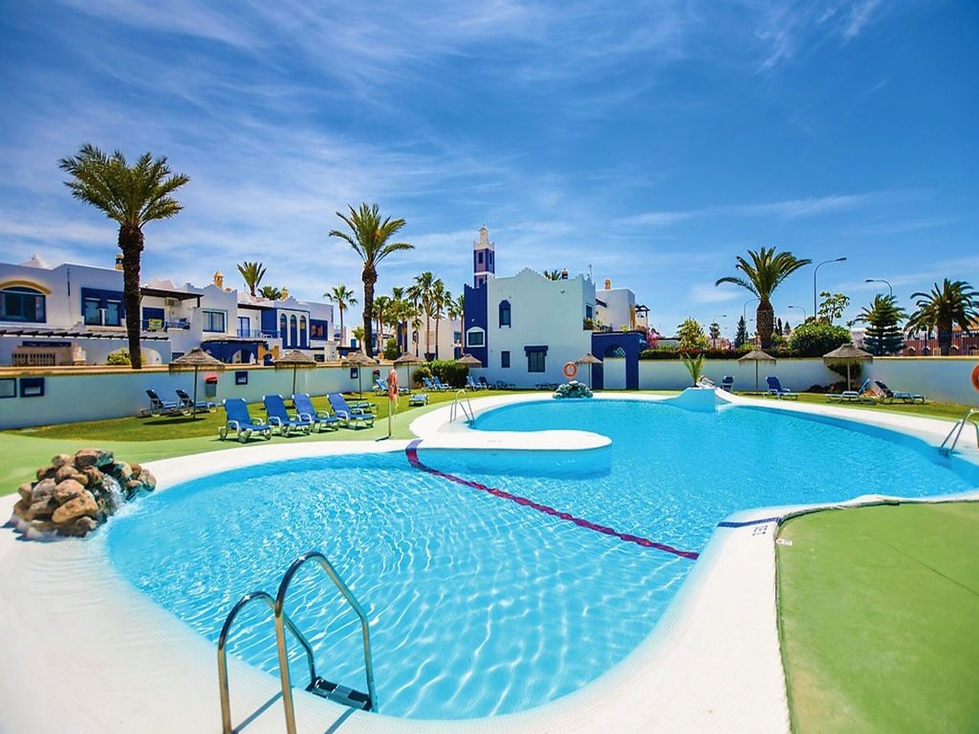 Zonnig appartement met dakterras en zwembad nabij golfbaan en strand - foto 2