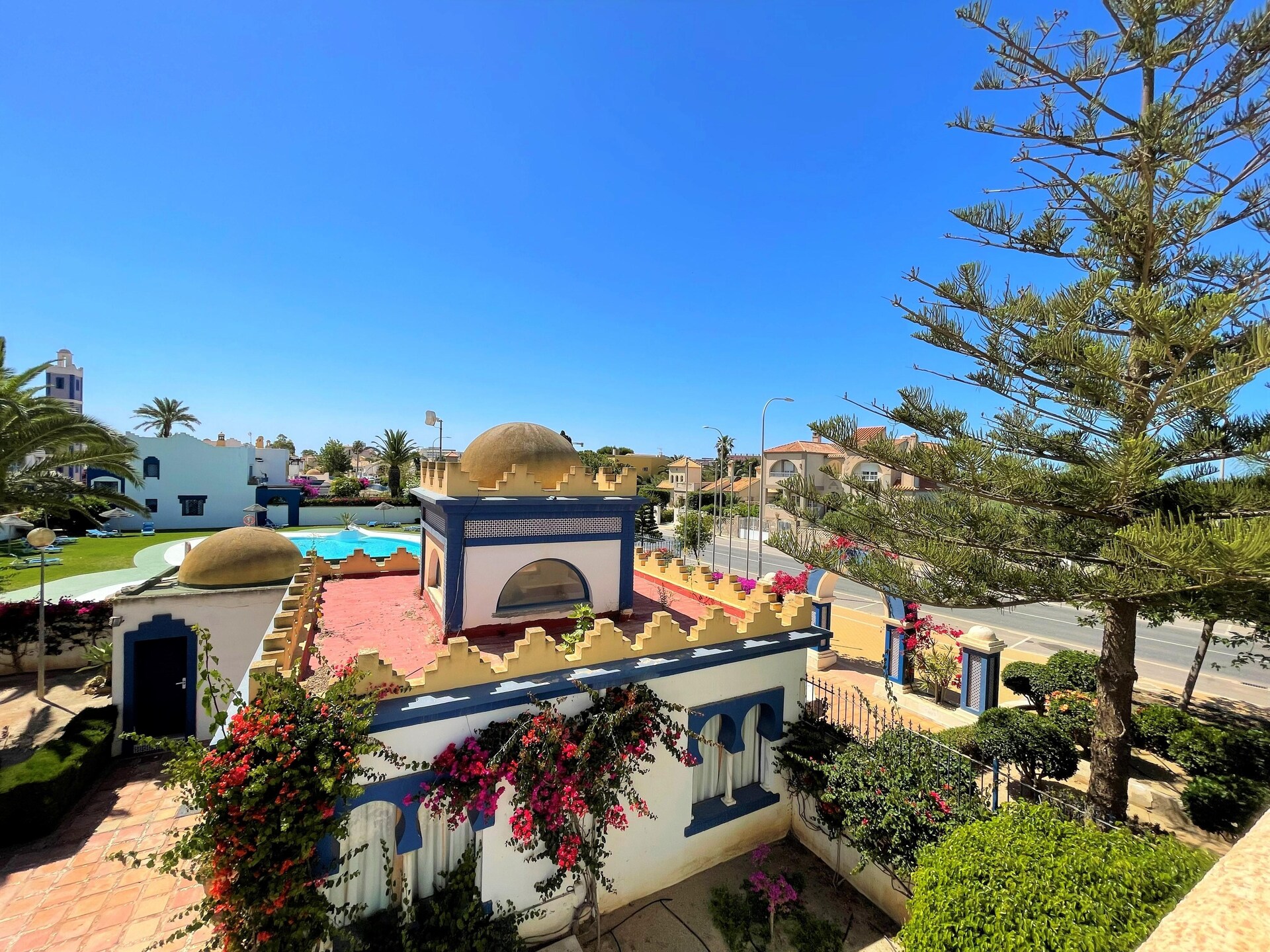Zonnig appartement met dakterras en zwembad nabij golfbaan en strand - foto 17