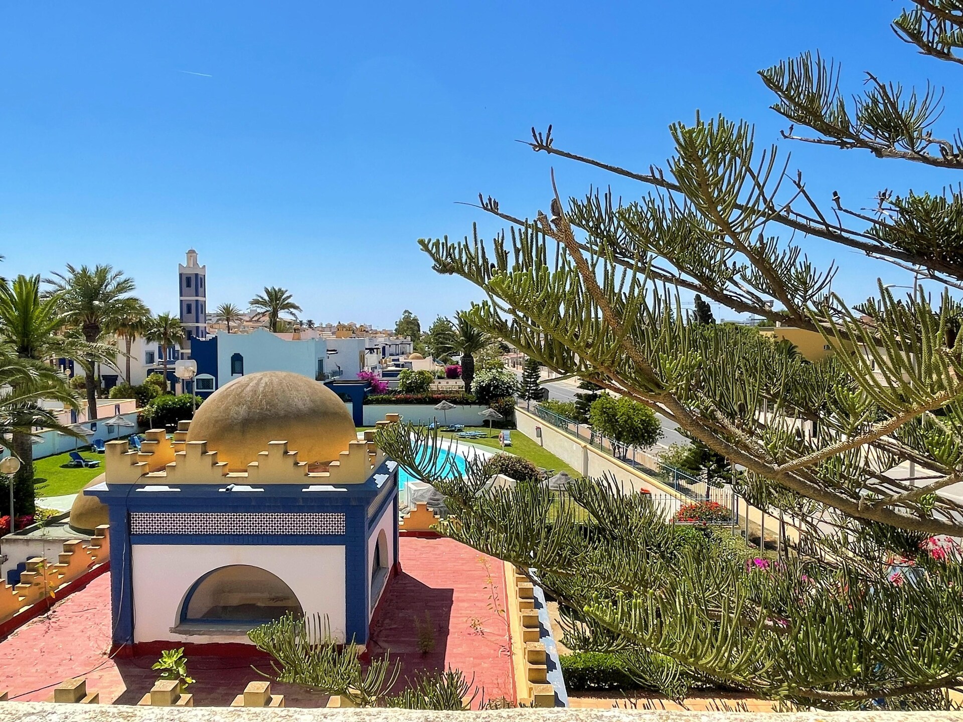 Zonnig appartement met dakterras en zwembad nabij golfbaan en strand - foto 8