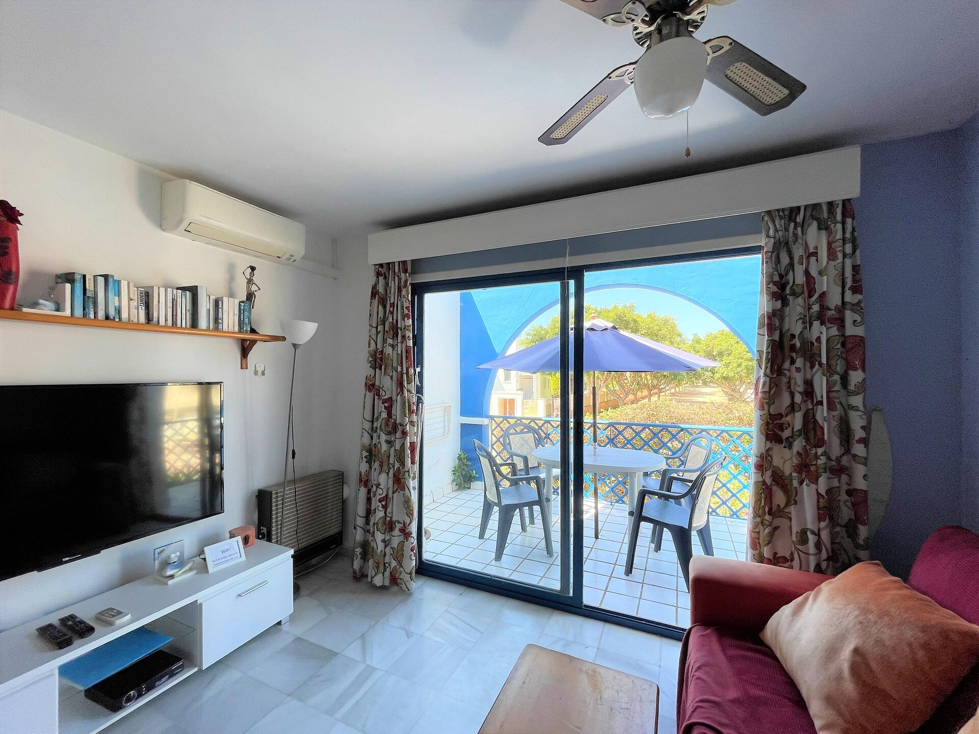 Zonnig appartement met dakterras en zwembad nabij golfbaan en strand - foto 14