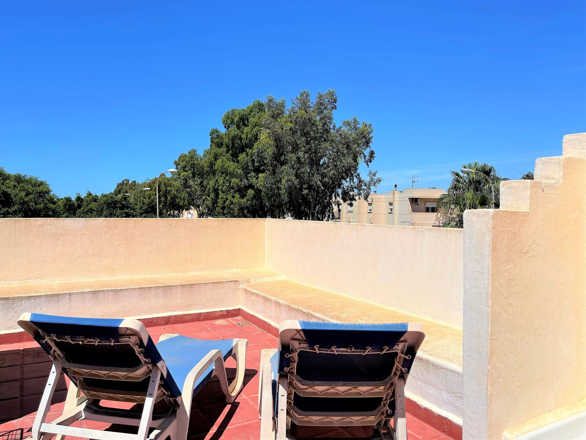 Zonnig appartement met dakterras en zwembad nabij golfbaan en strand - foto 25