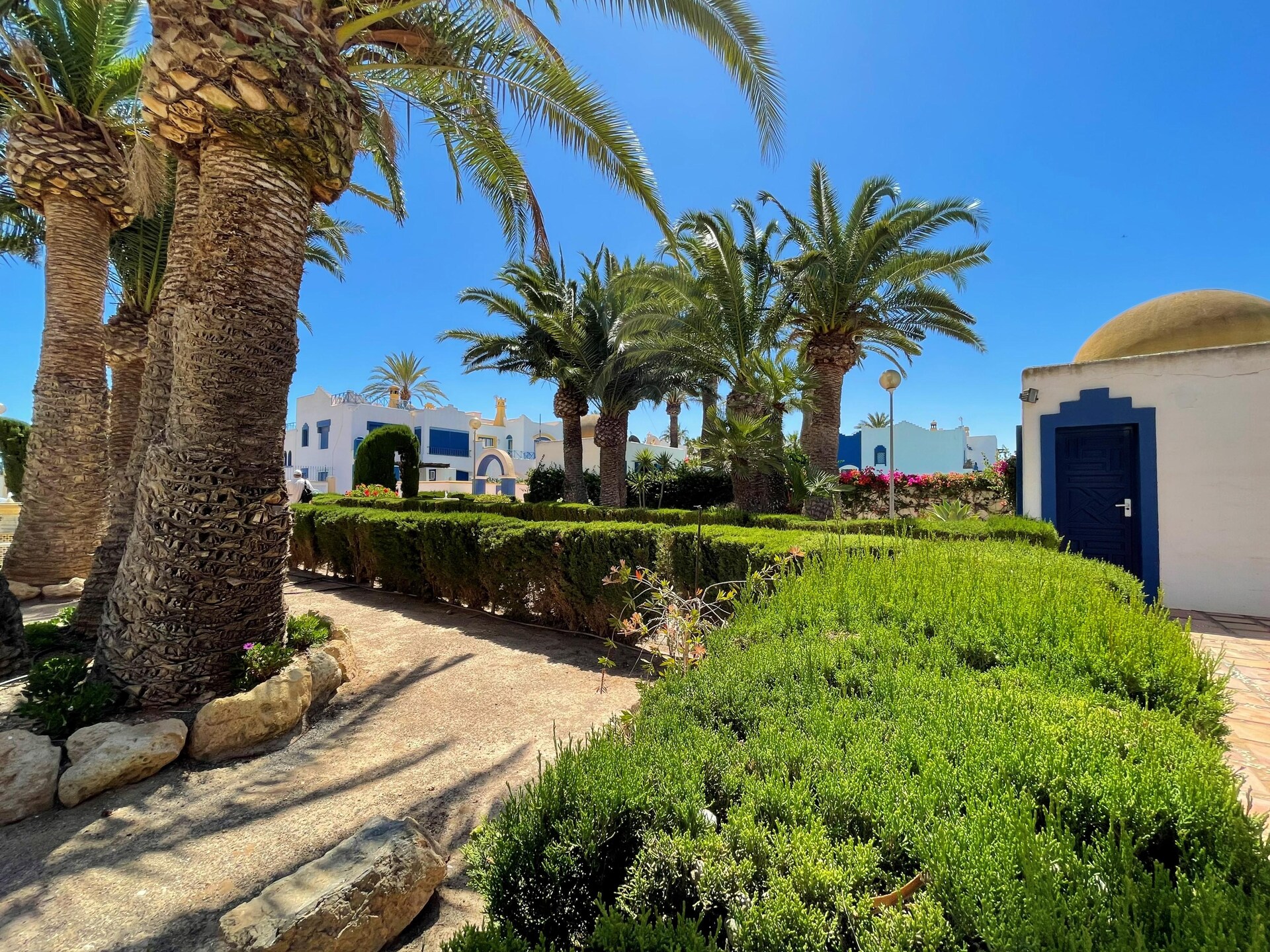 Zonnig appartement met dakterras en zwembad nabij golfbaan en strand - foto 27