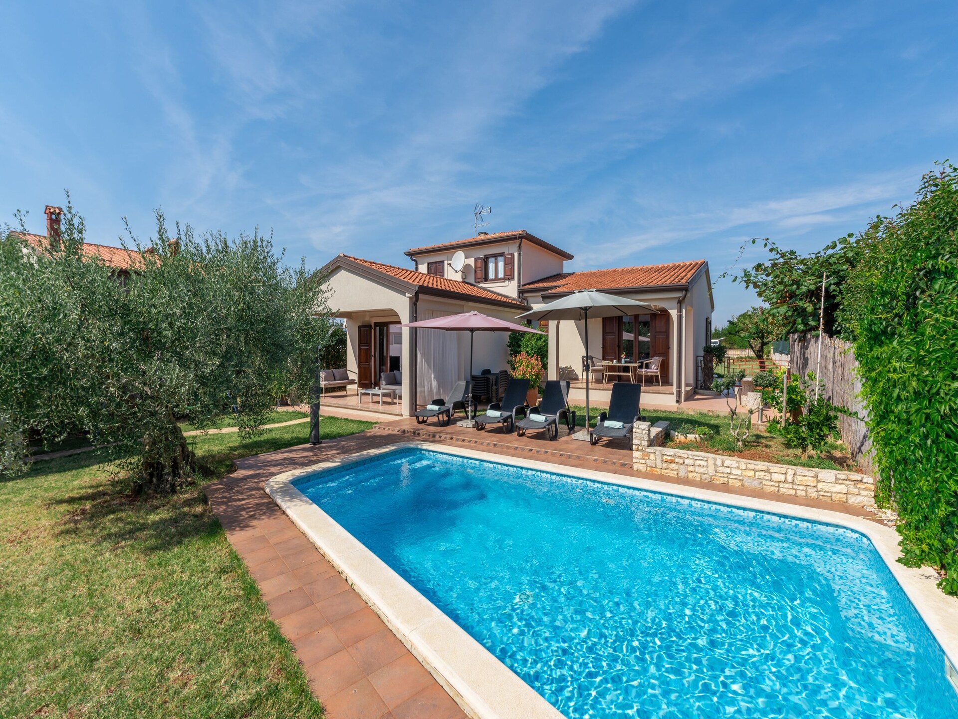 Vrijstaande villa met privézwembad op 2,5 km van zee in Novigrad - foto 1