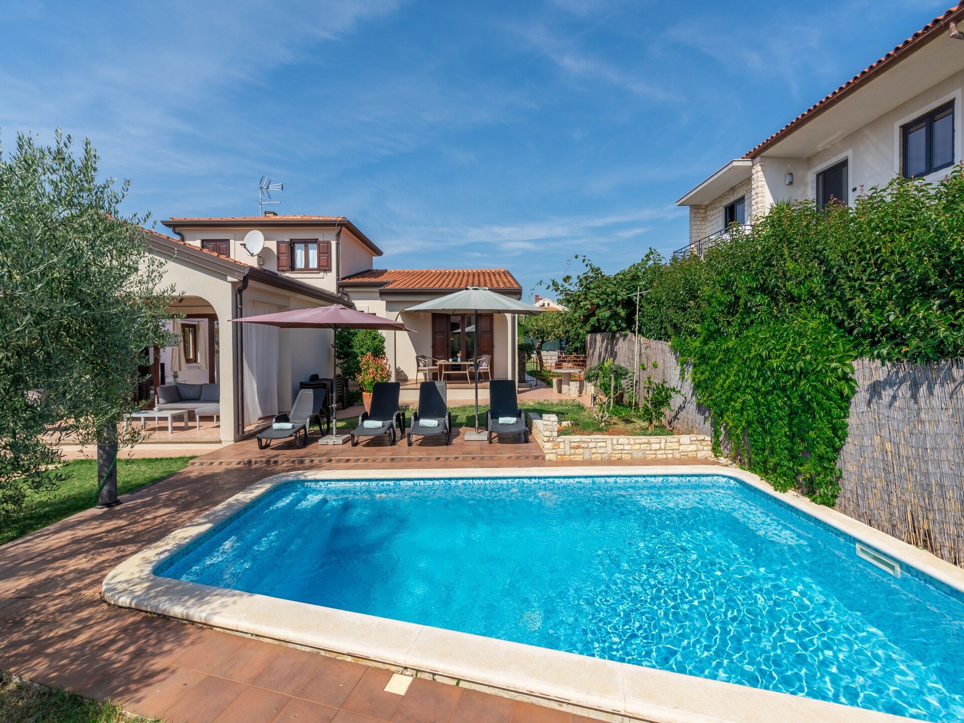 Vrijstaande villa met privézwembad op 2,5 km van zee in Novigrad - foto 8