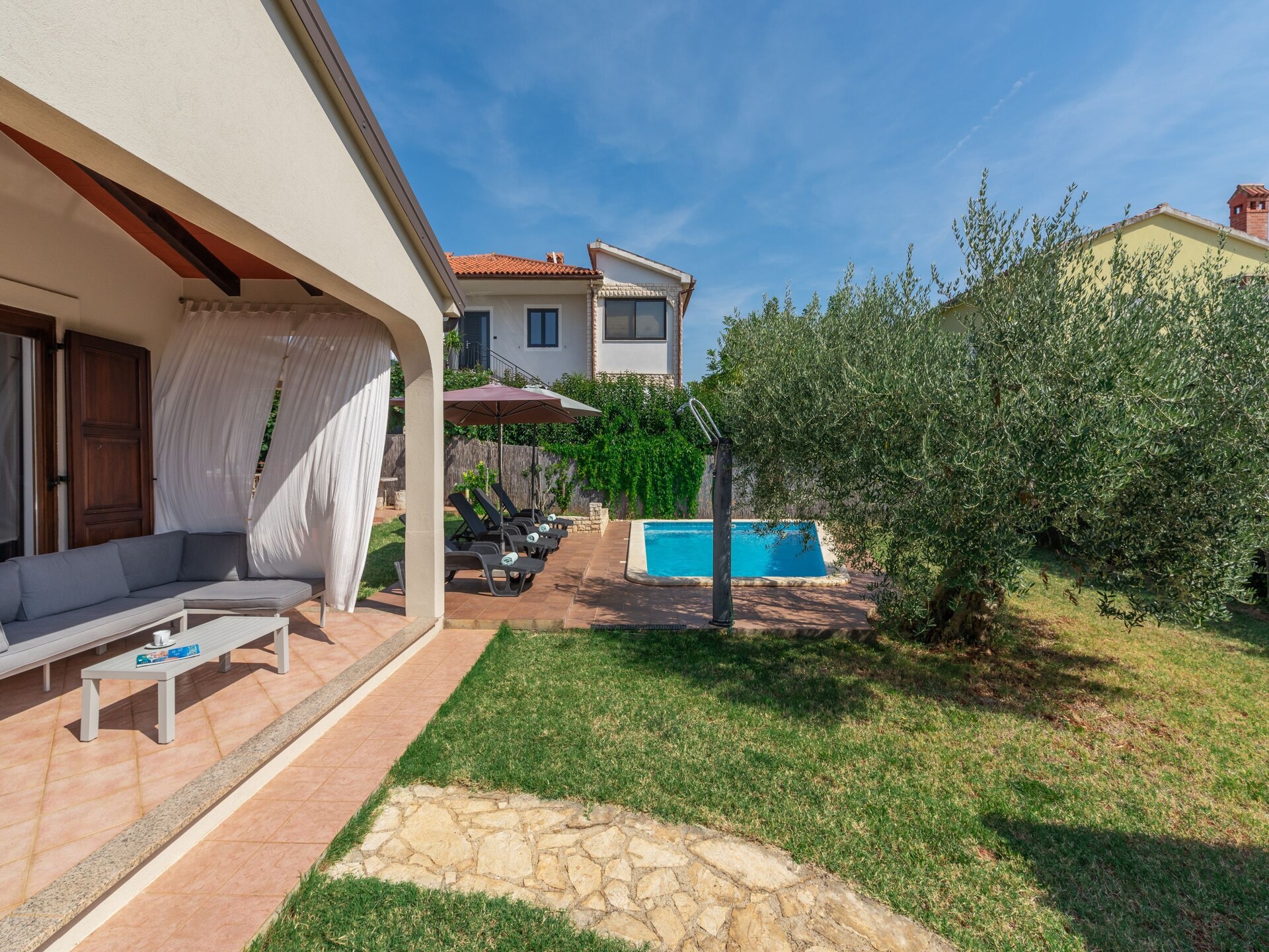 Vrijstaande villa met privézwembad op 2,5 km van zee in Novigrad - foto 12