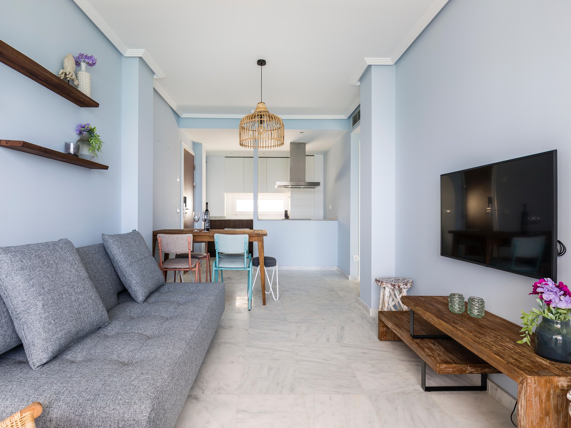 Licht appartement bij El Campello met zwembad, airco & huisdier welkom - foto 1