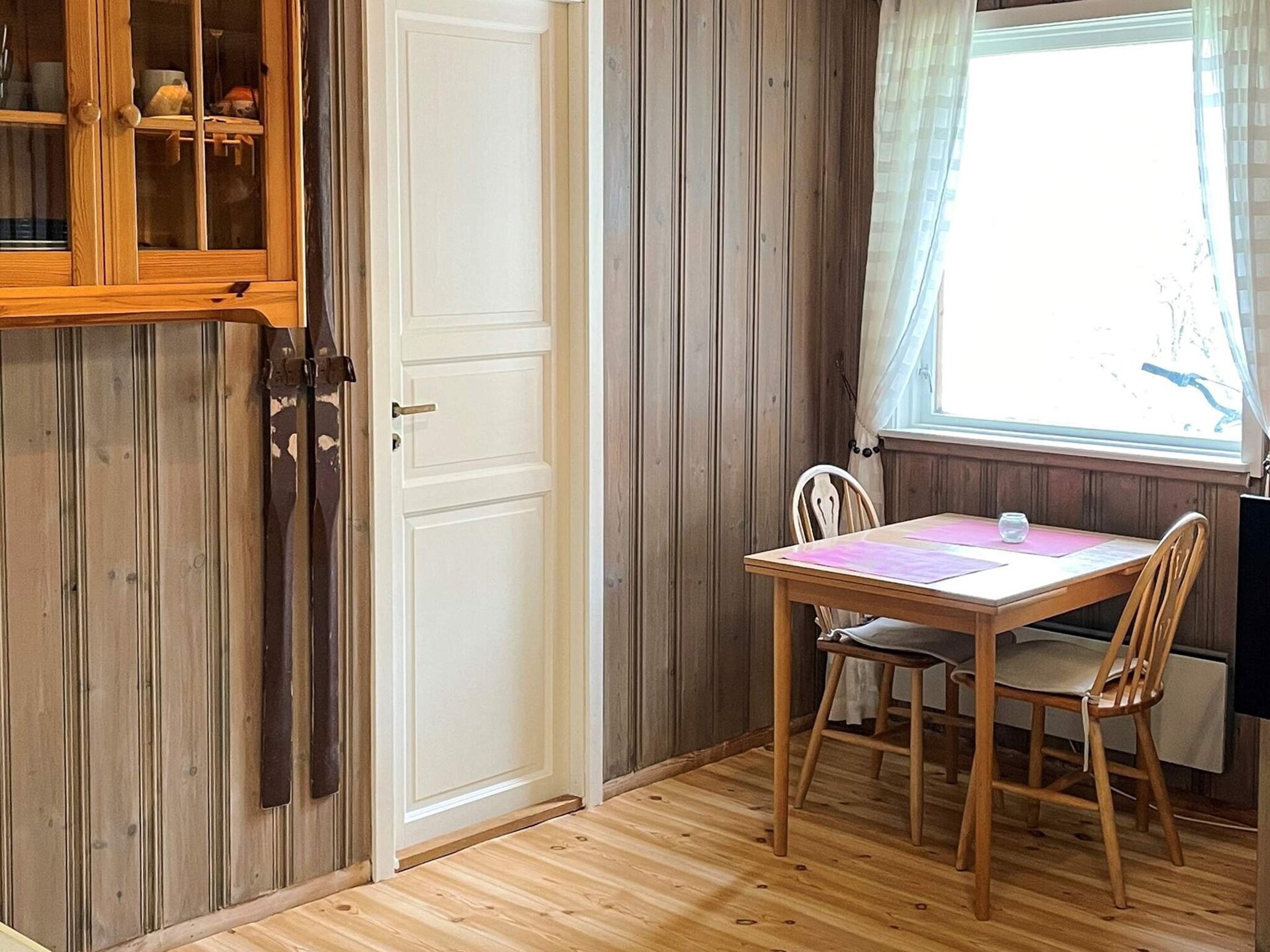 Sfeervol appartement aan het Oppstrynsvatnet met panoramisch uitzicht en eigen boot - foto 9