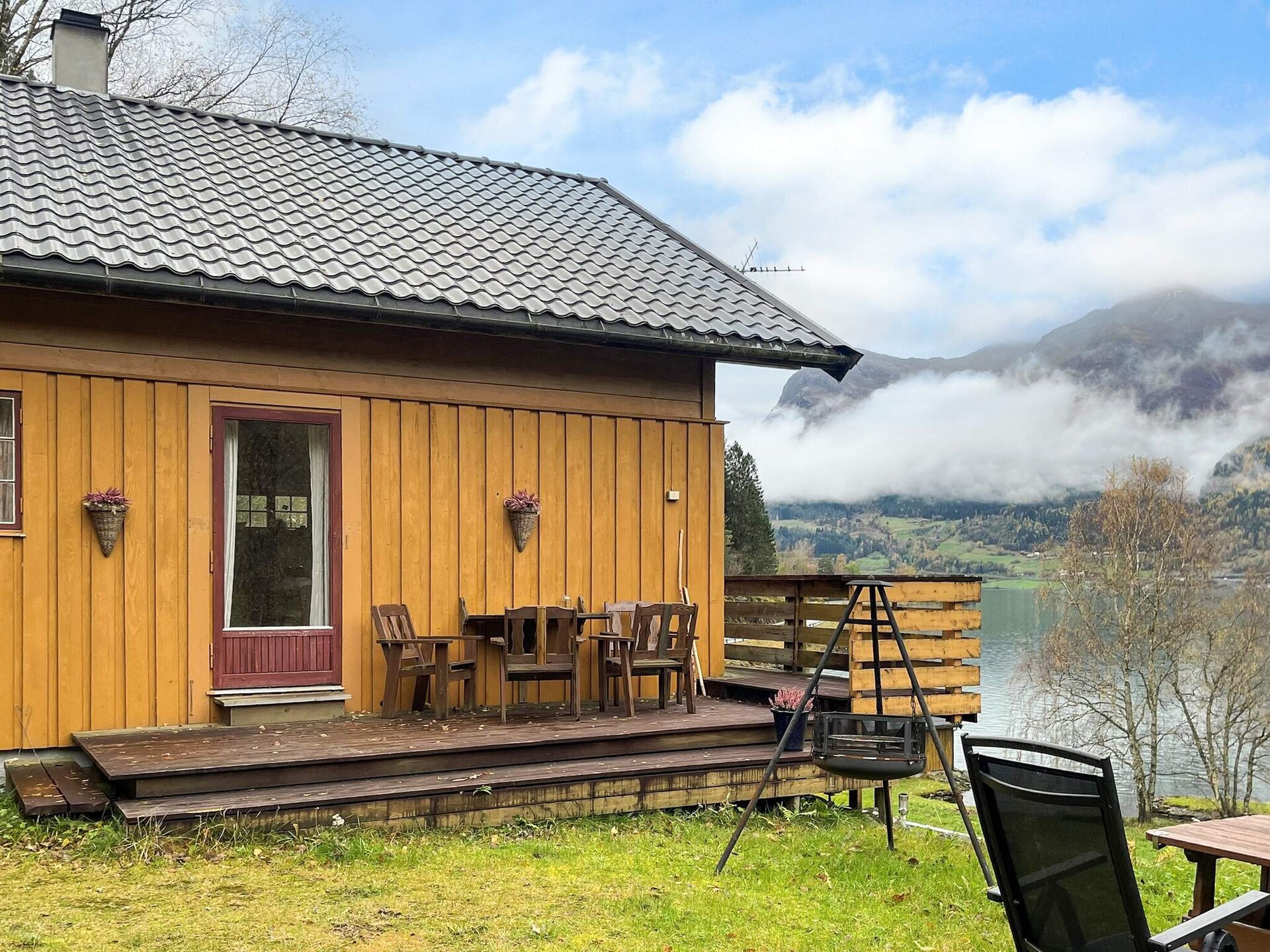 Panoramisch appartement aan het Oppstrynsvatnet met boot en berghutten - foto 1