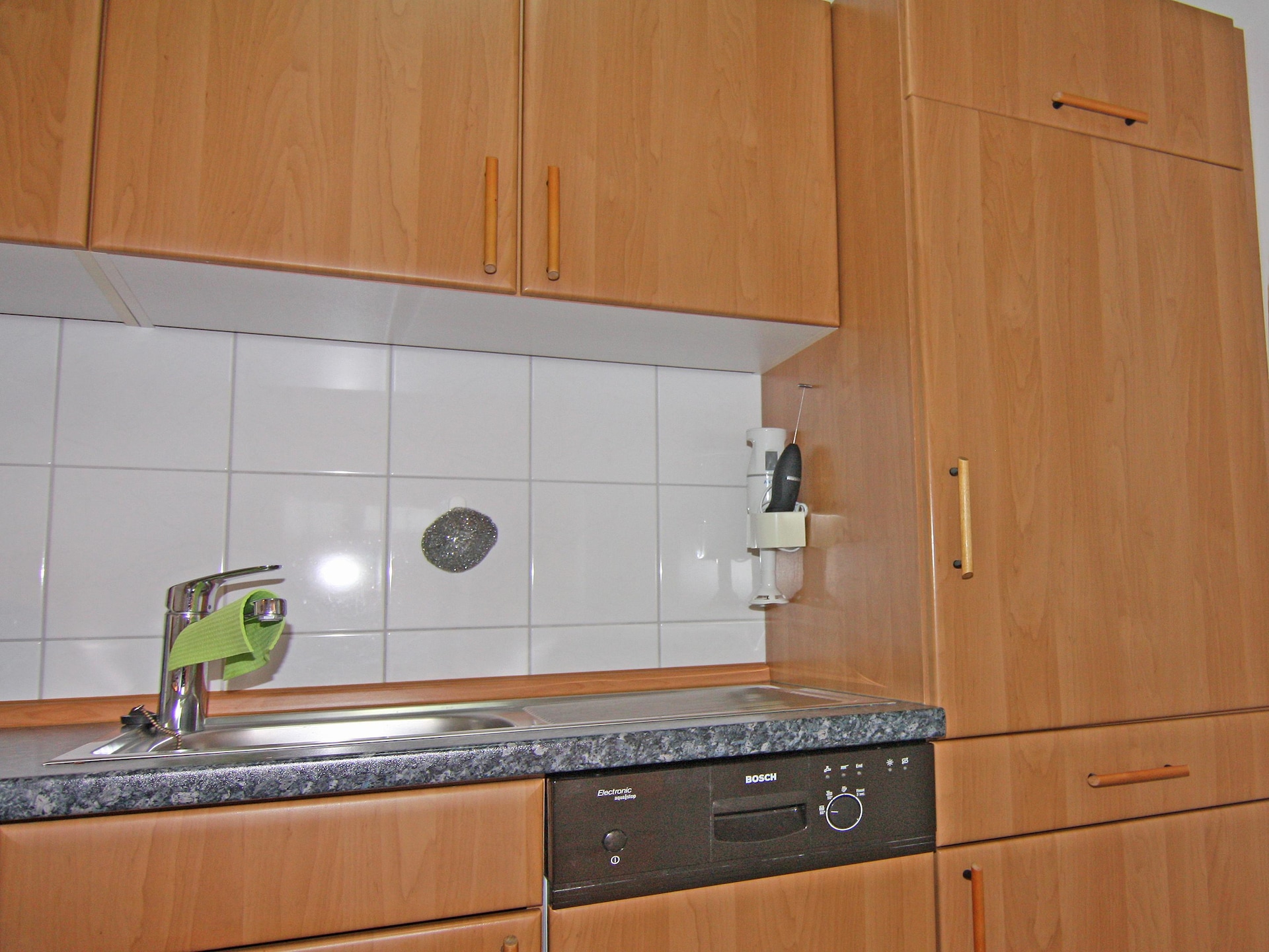 Licht appartement met Frans balkon in Orth, 5 km van strand - foto 13