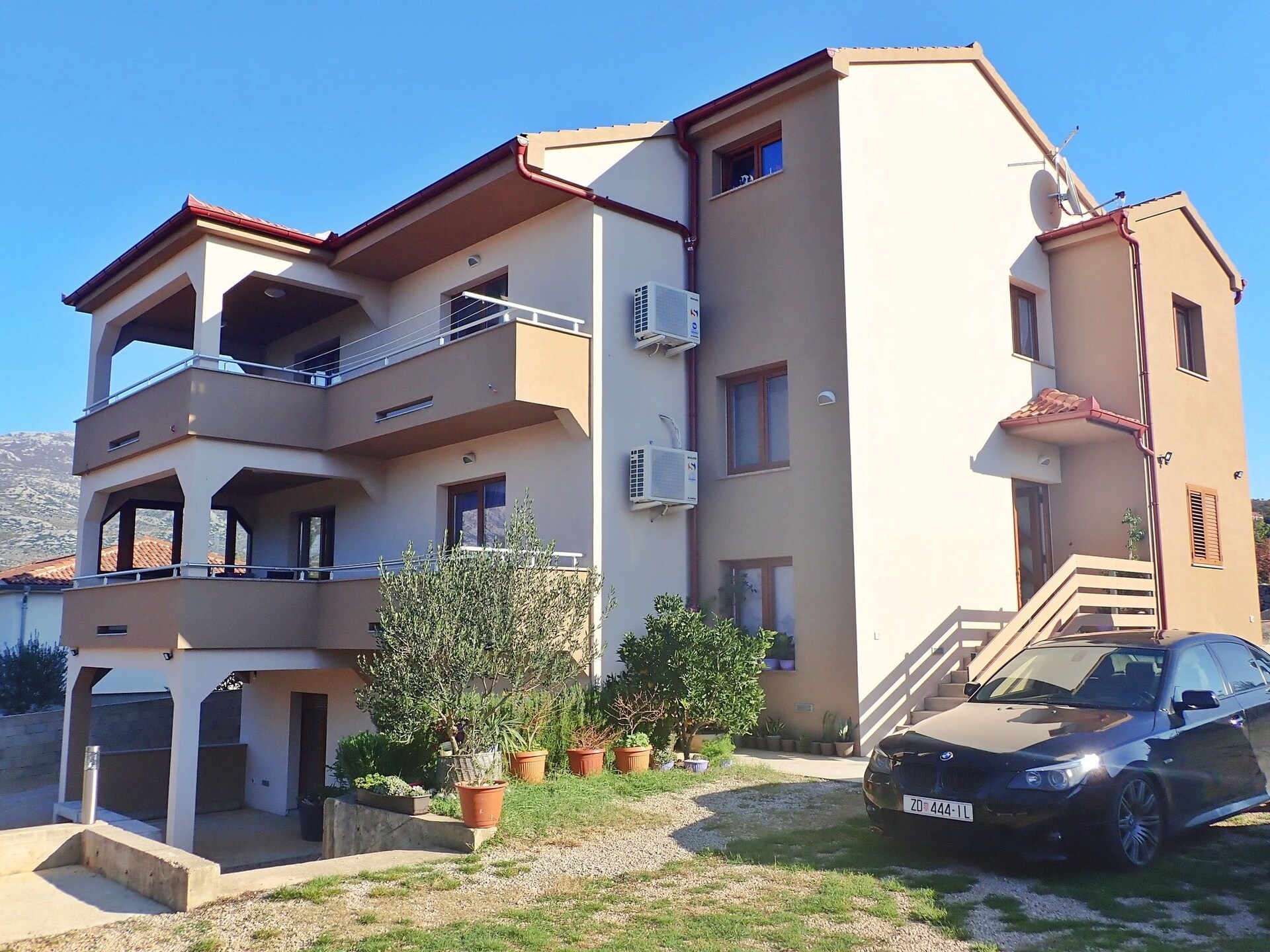 Ruim appartement op vakantiepark bij zee met uitzicht op Velebit - foto 4