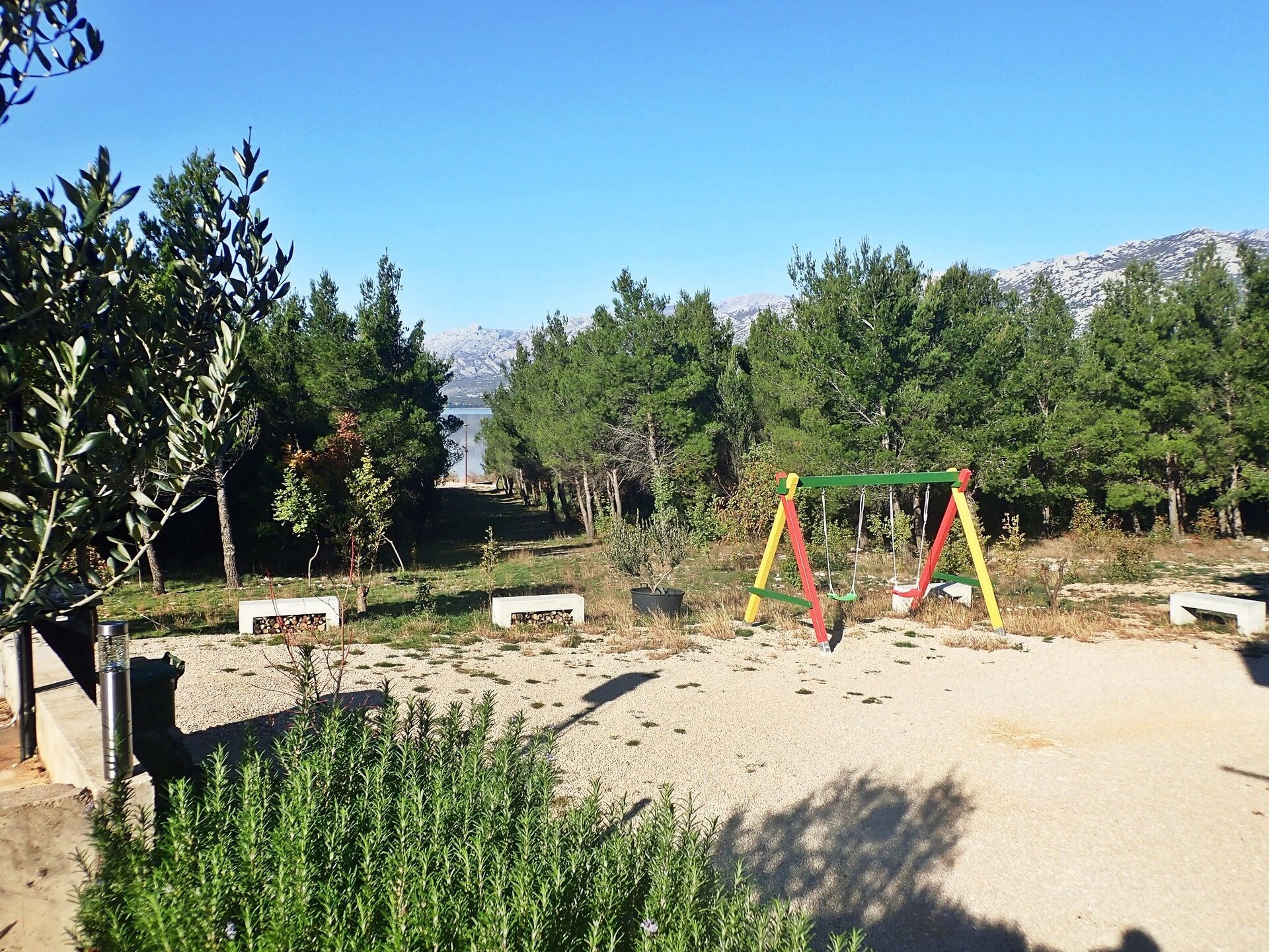 Ruim appartement op vakantiepark bij zee met uitzicht op Velebit - foto 34