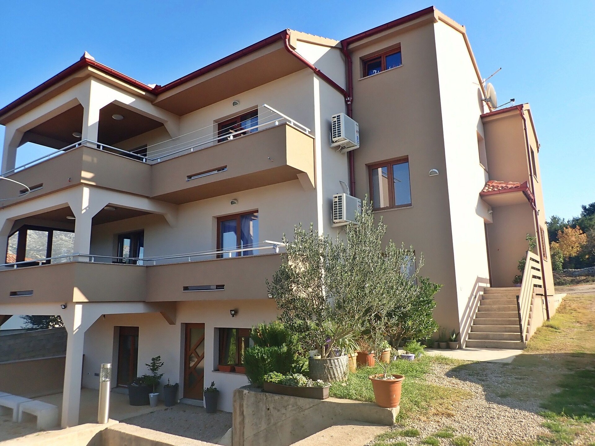 Ruim appartement op vakantiepark bij zee met uitzicht op Velebit - foto 1