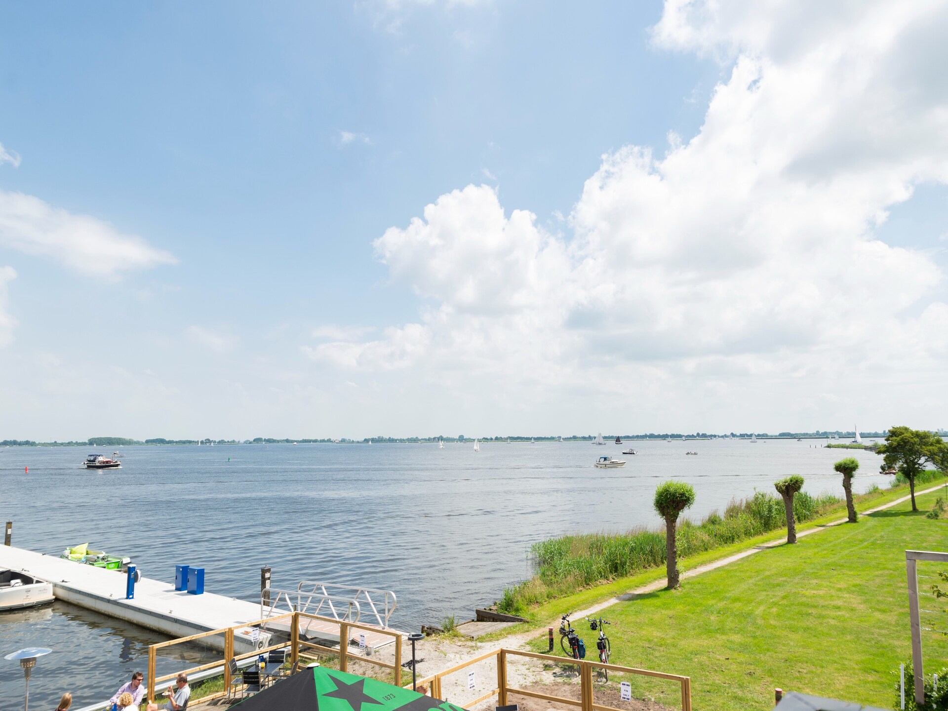 Woonboot Agua Dolce: luxe verblijf met tuin aan het Sneekermeer - foto 31