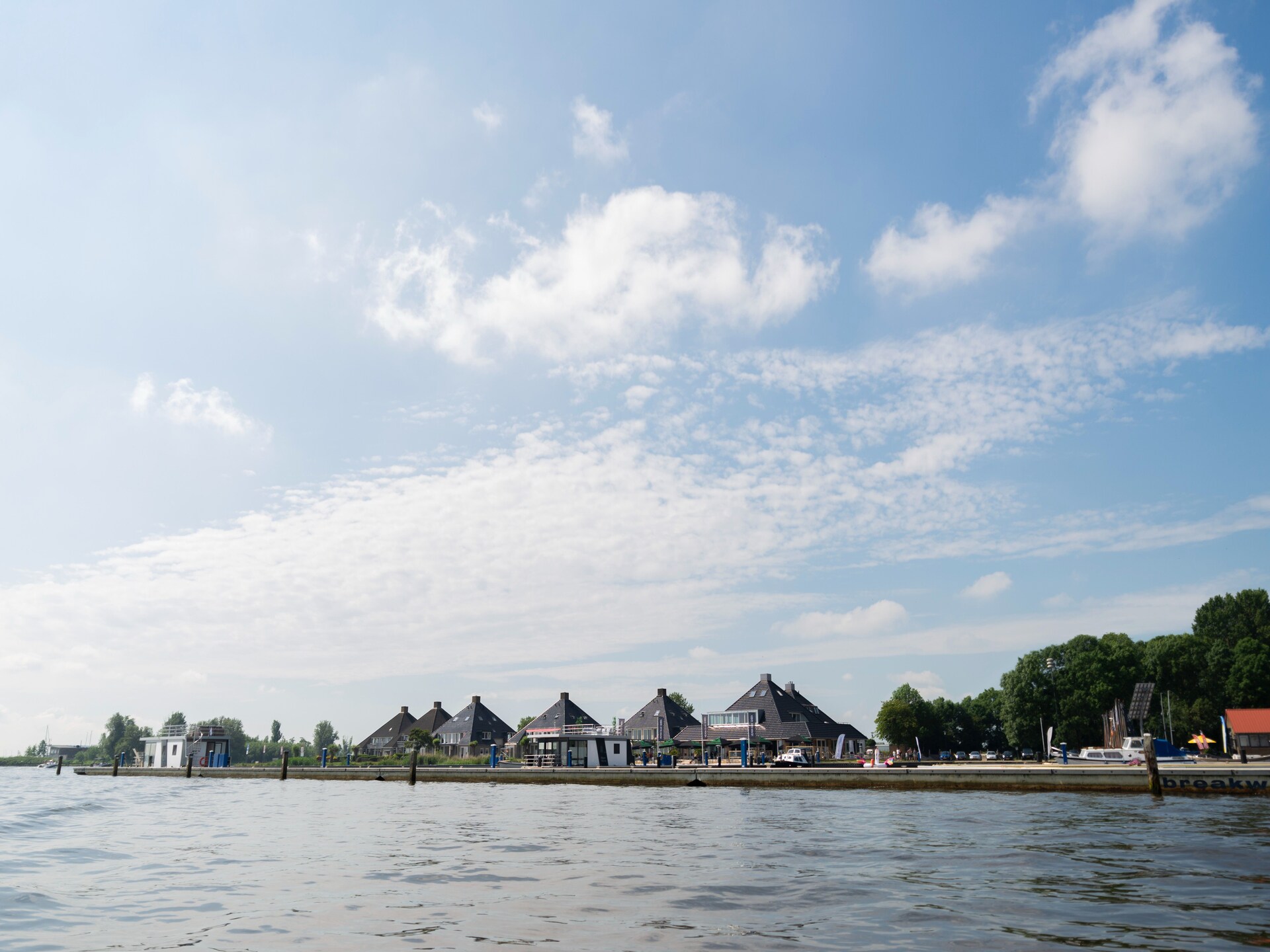 Woonboot Agua Dolce: luxe verblijf met tuin aan het Sneekermeer - foto 33