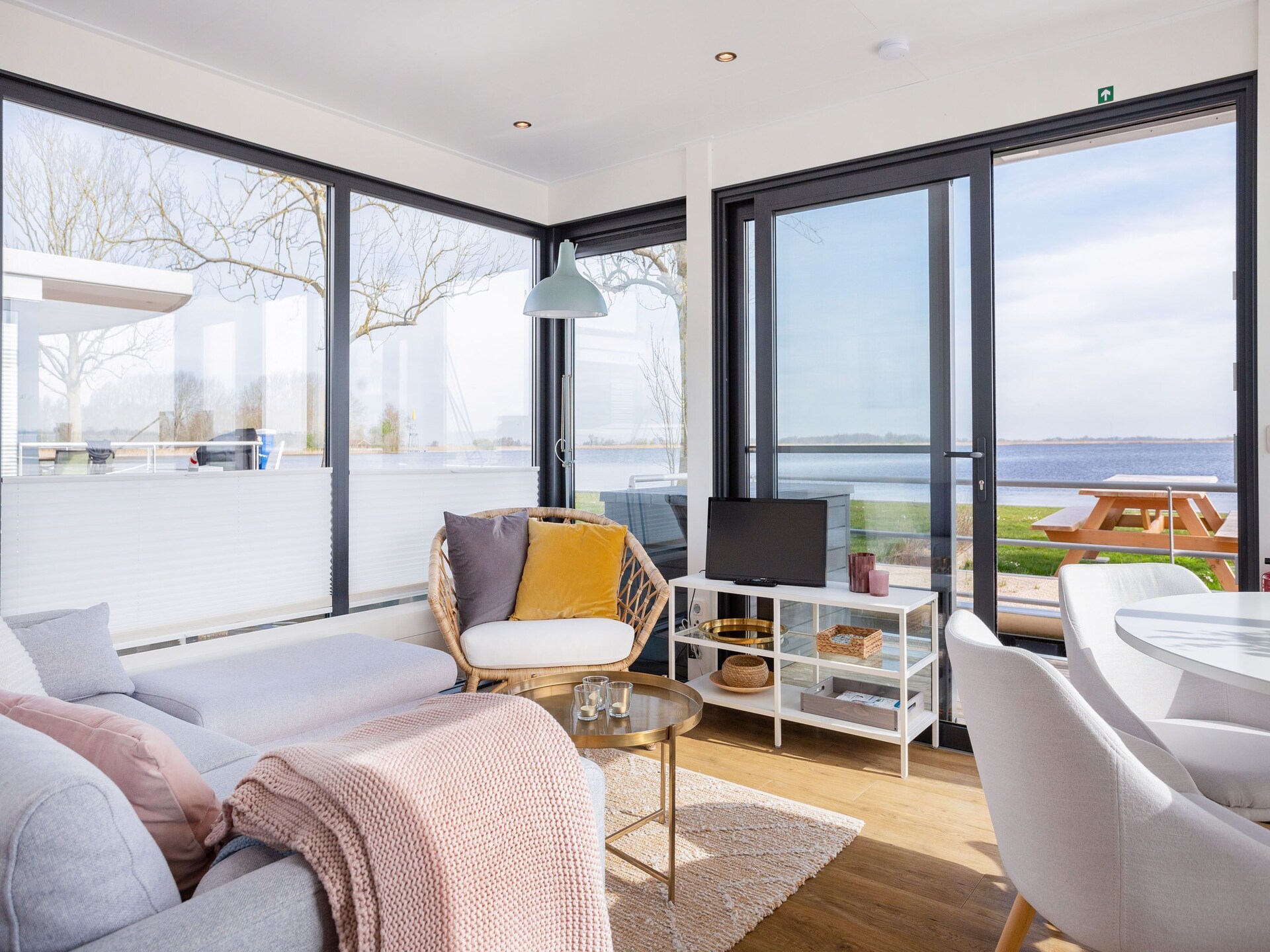 Woonboot Agua Dolce: luxe verblijf met tuin aan het Sneekermeer - foto 11