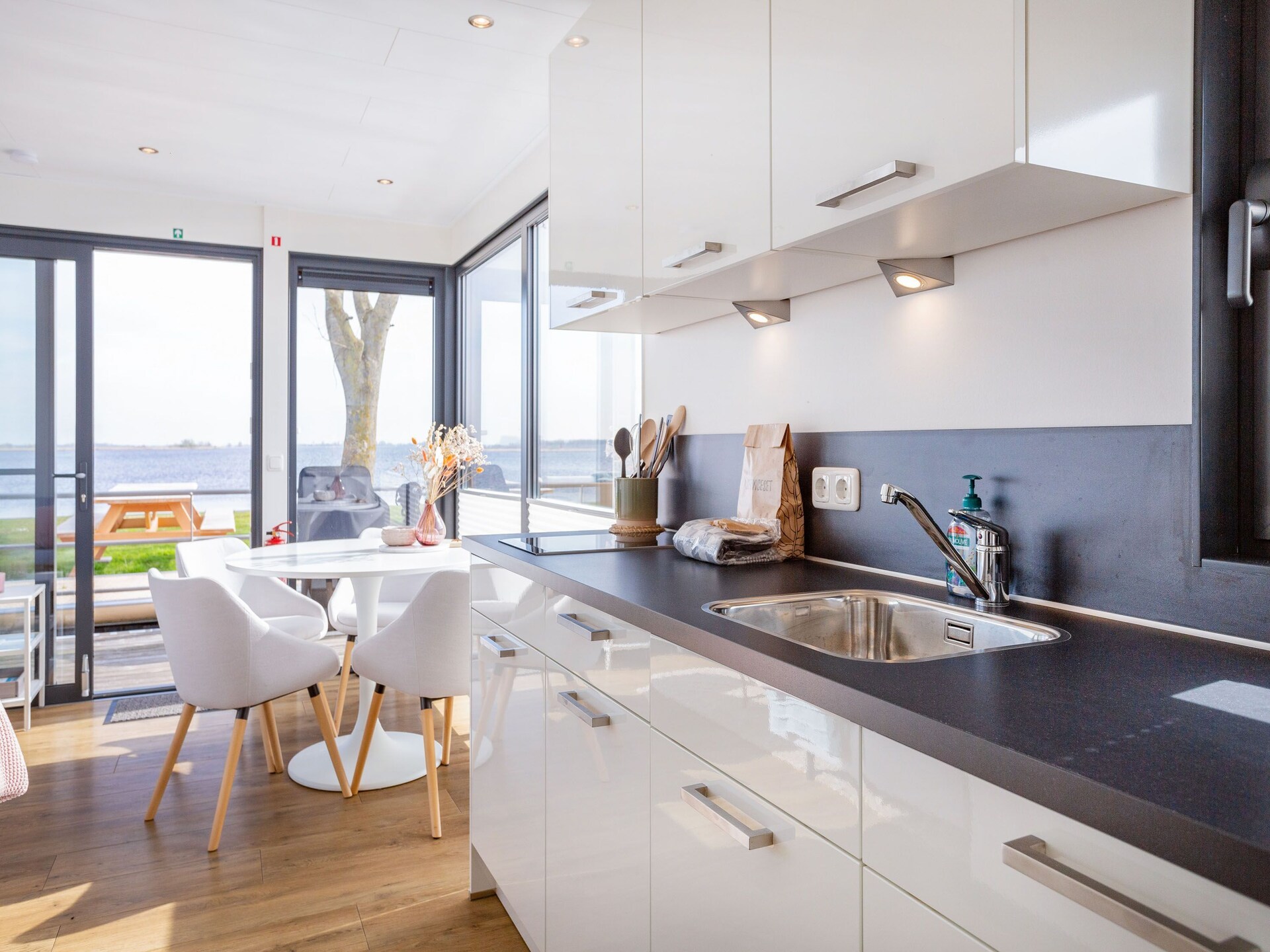 Woonboot Agua Dolce: luxe verblijf met tuin aan het Sneekermeer - foto 4