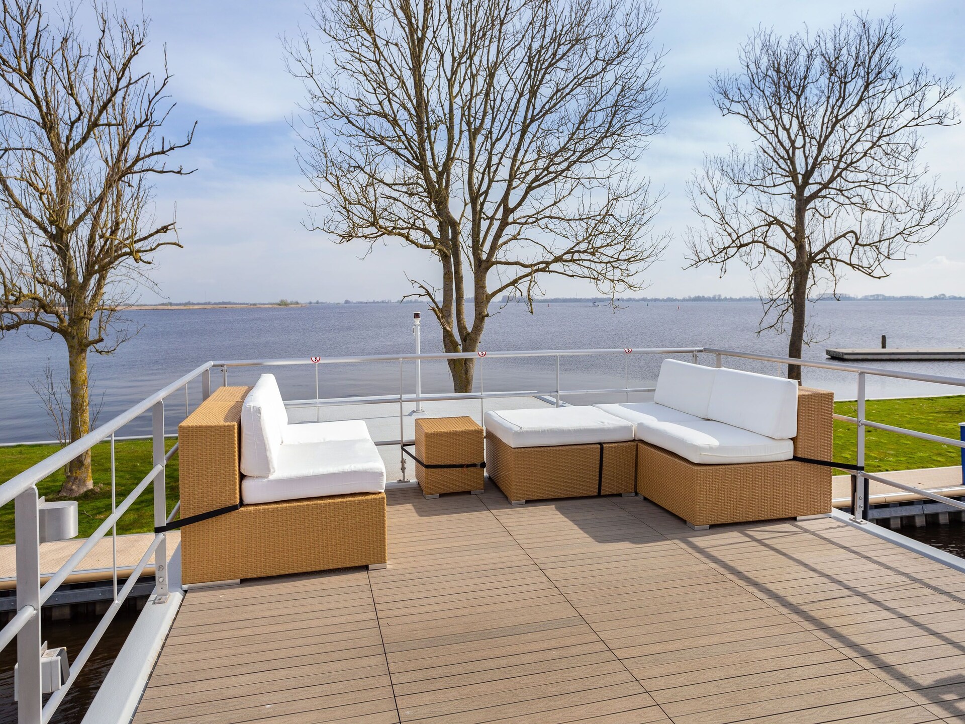 Woonboot Agua Dolce: luxe verblijf met tuin aan het Sneekermeer - foto 5