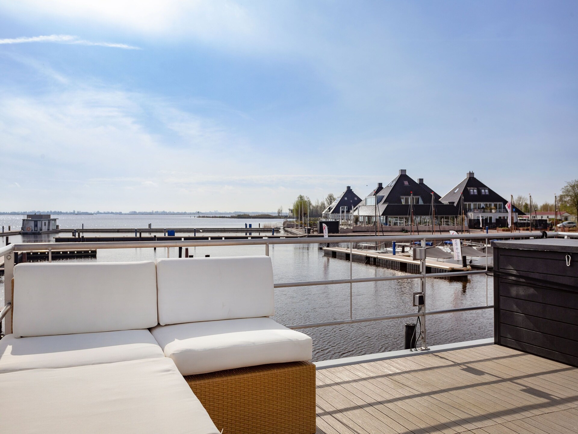 Woonboot Agua Dolce: luxe verblijf met tuin aan het Sneekermeer - foto 16