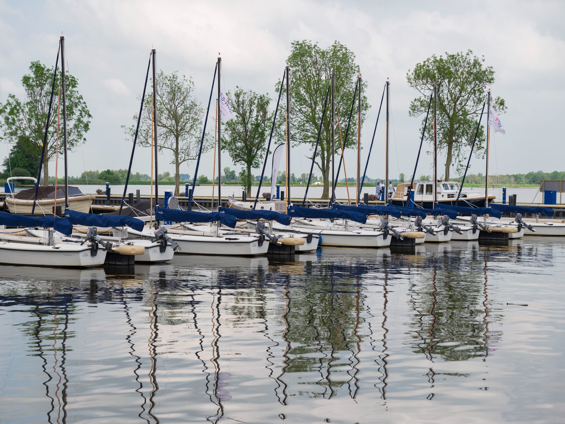 Woonboot Agua Dolce: luxe verblijf met tuin aan het Sneekermeer - foto 37