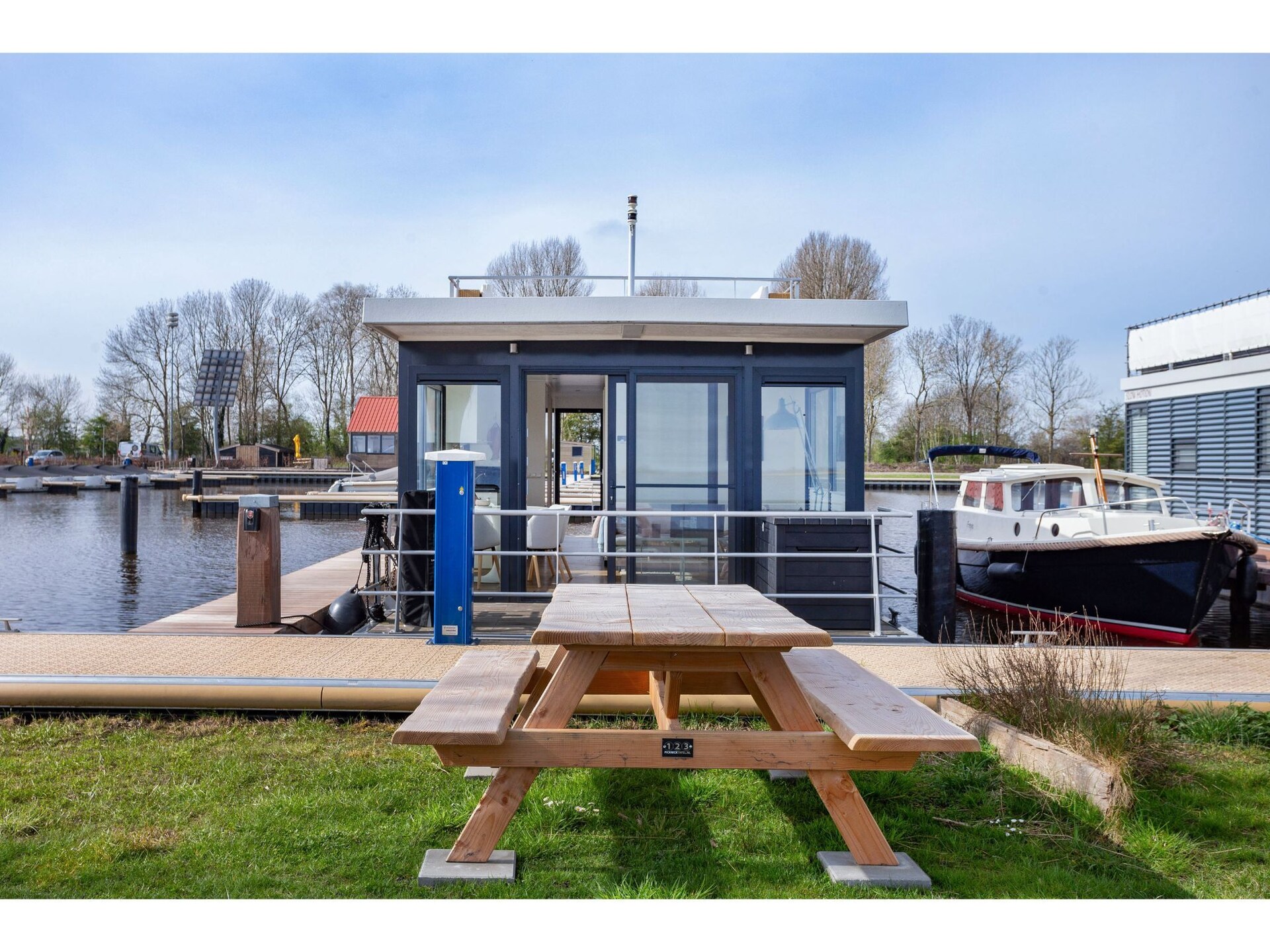 Woonboot Agua Dolce: luxe verblijf met tuin aan het Sneekermeer - foto 20