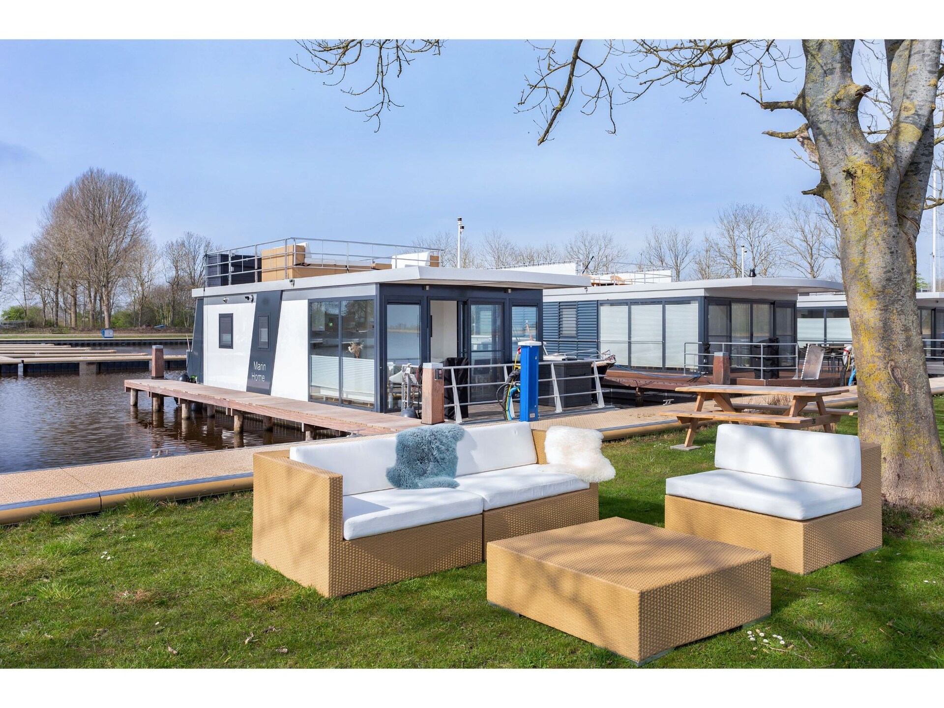 Woonboot Agua Dolce: luxe verblijf met tuin aan het Sneekermeer - foto 9