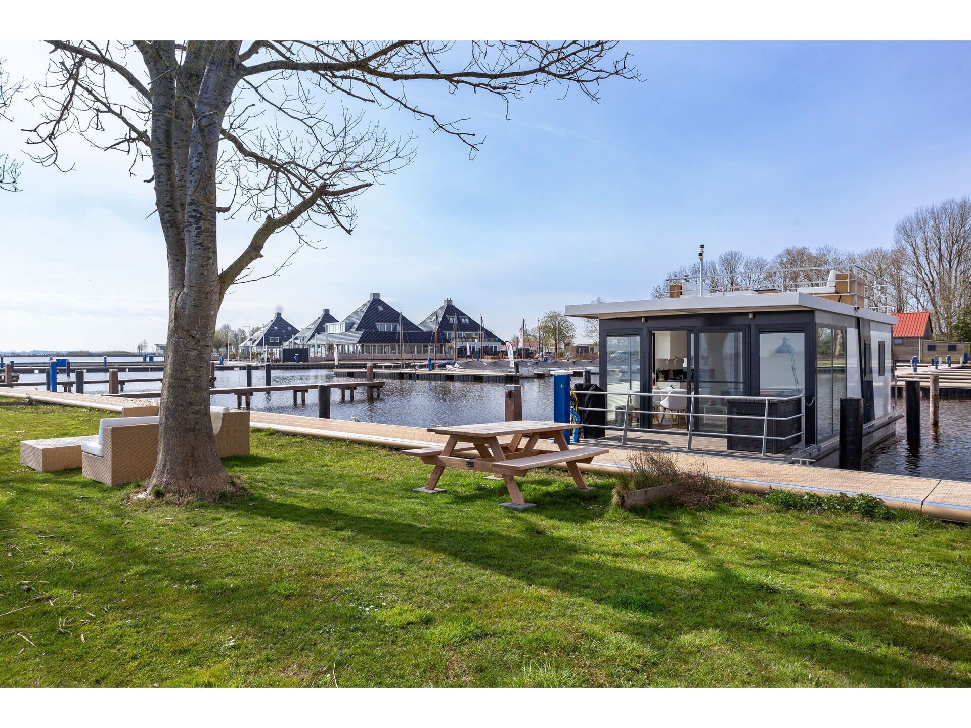 Woonboot Agua Dolce: luxe verblijf met tuin aan het Sneekermeer - foto 10