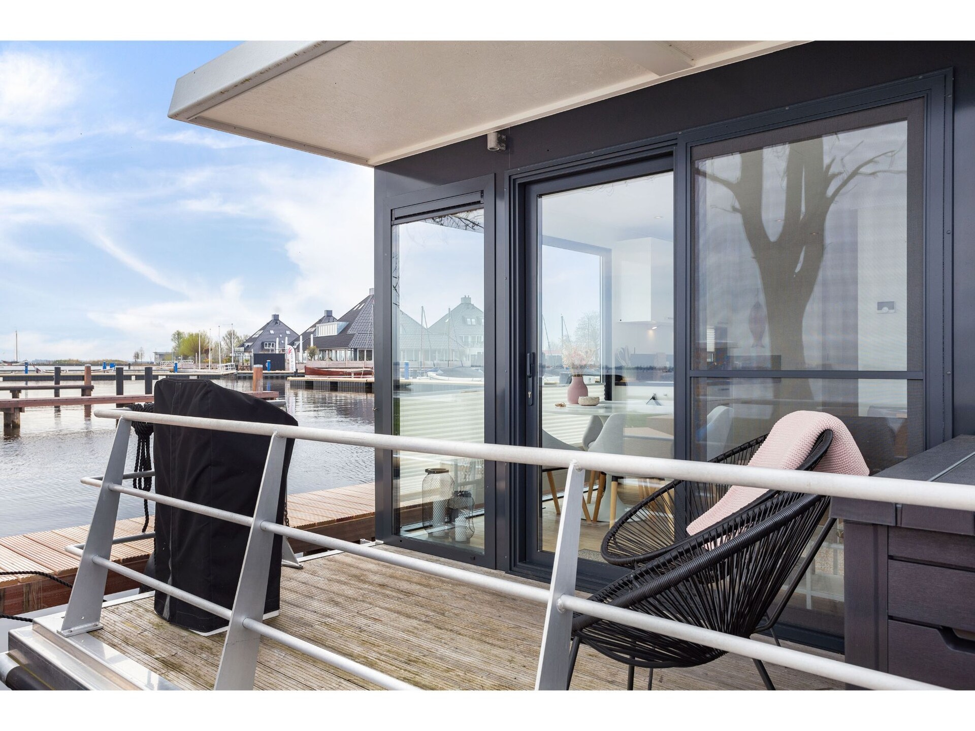 Woonboot Agua Dolce: luxe verblijf met tuin aan het Sneekermeer - foto 17