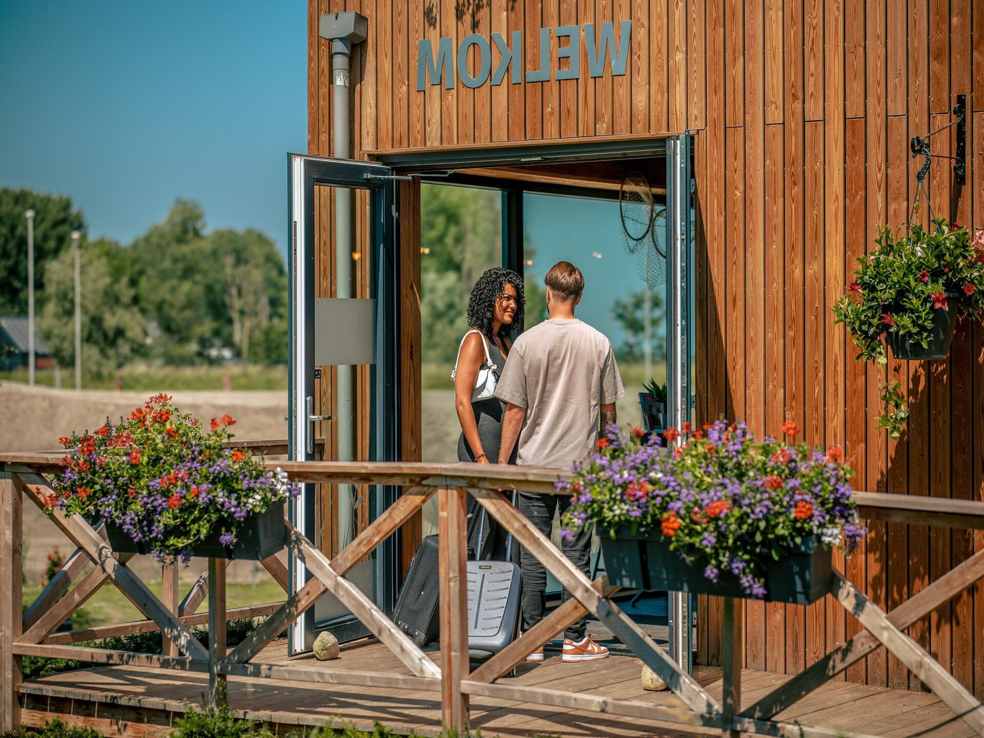 Licht chalet voor 6 personen aan de bosrand bij Kampen, 100m van het meer - foto 9