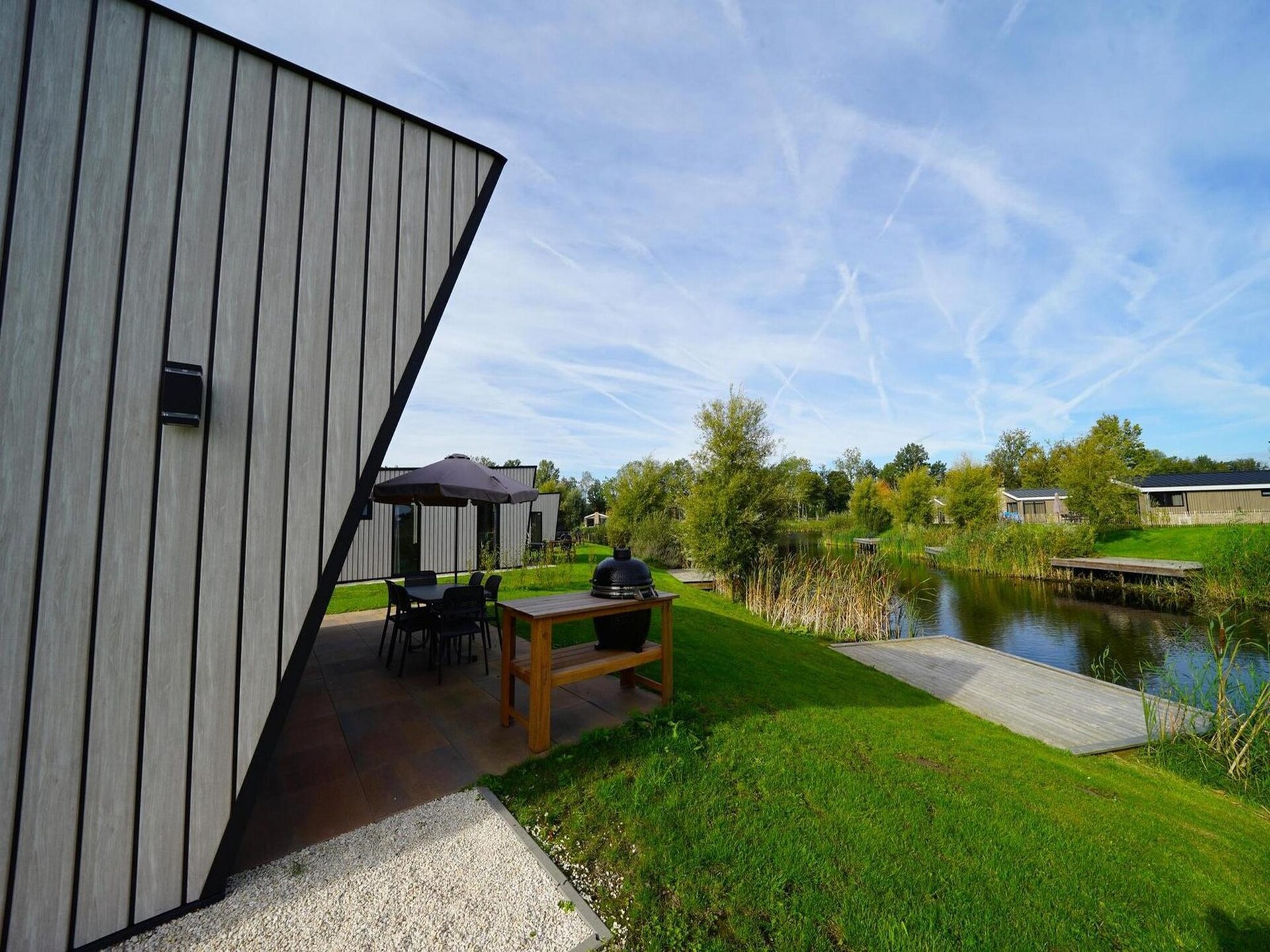Licht chalet voor 6 personen aan de bosrand bij Kampen, 100m van het meer - foto 4