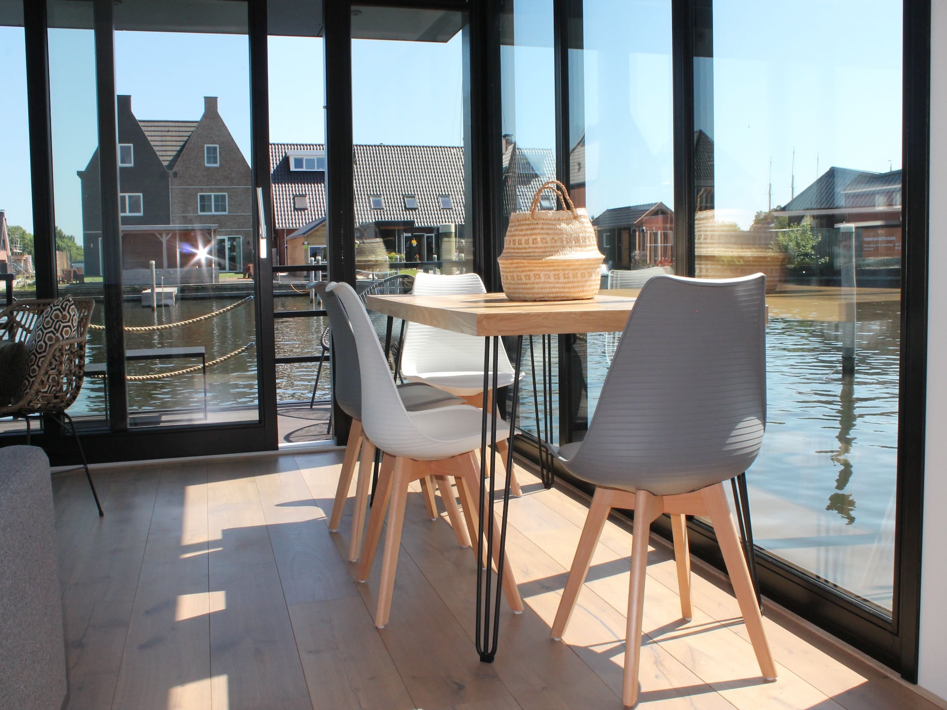 Luxe woonboot in historische vissershaven Stavoren aan het IJsselmeer - foto 3