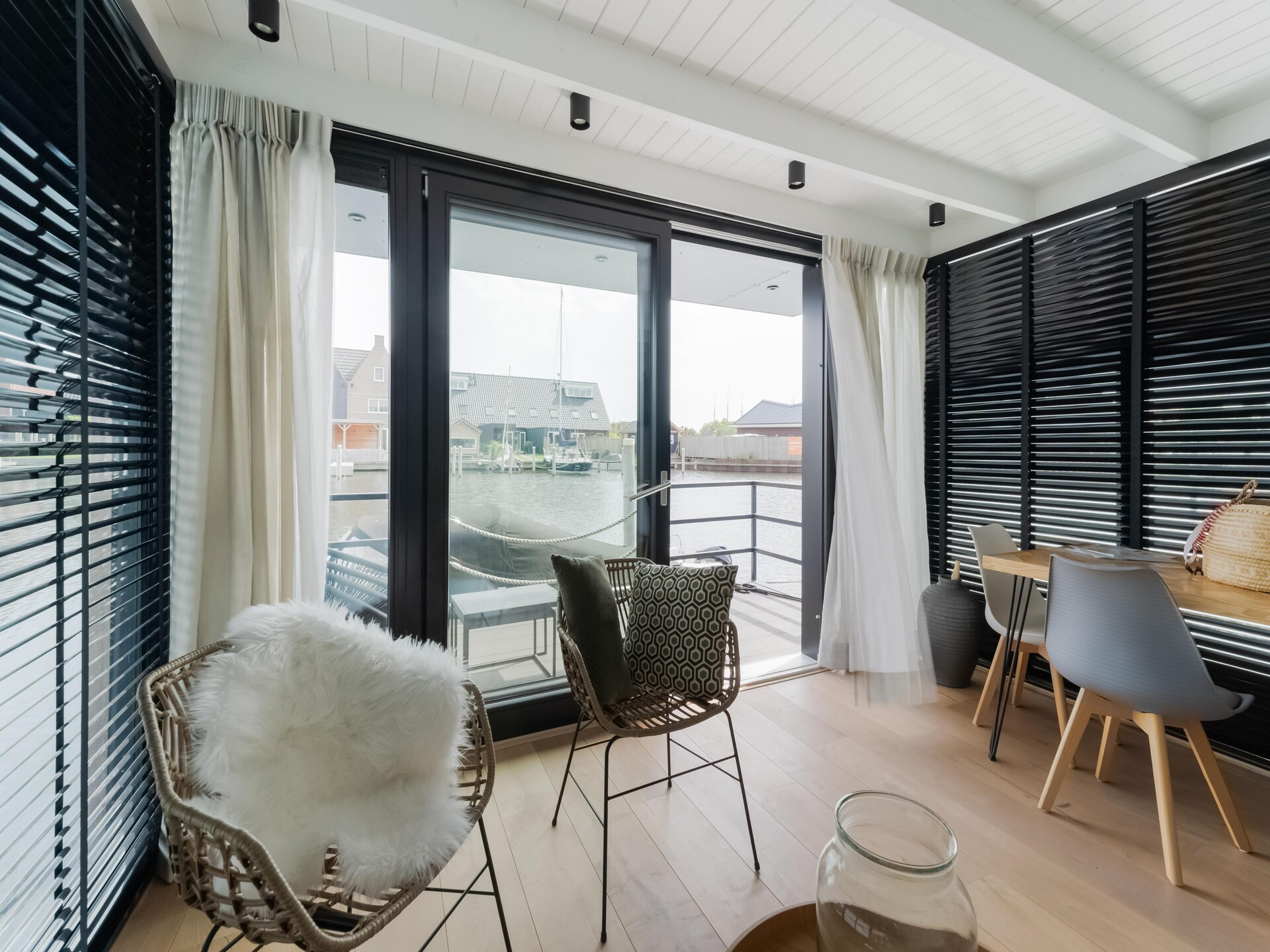 Luxe woonboot in historische vissershaven Stavoren aan het IJsselmeer - foto 16