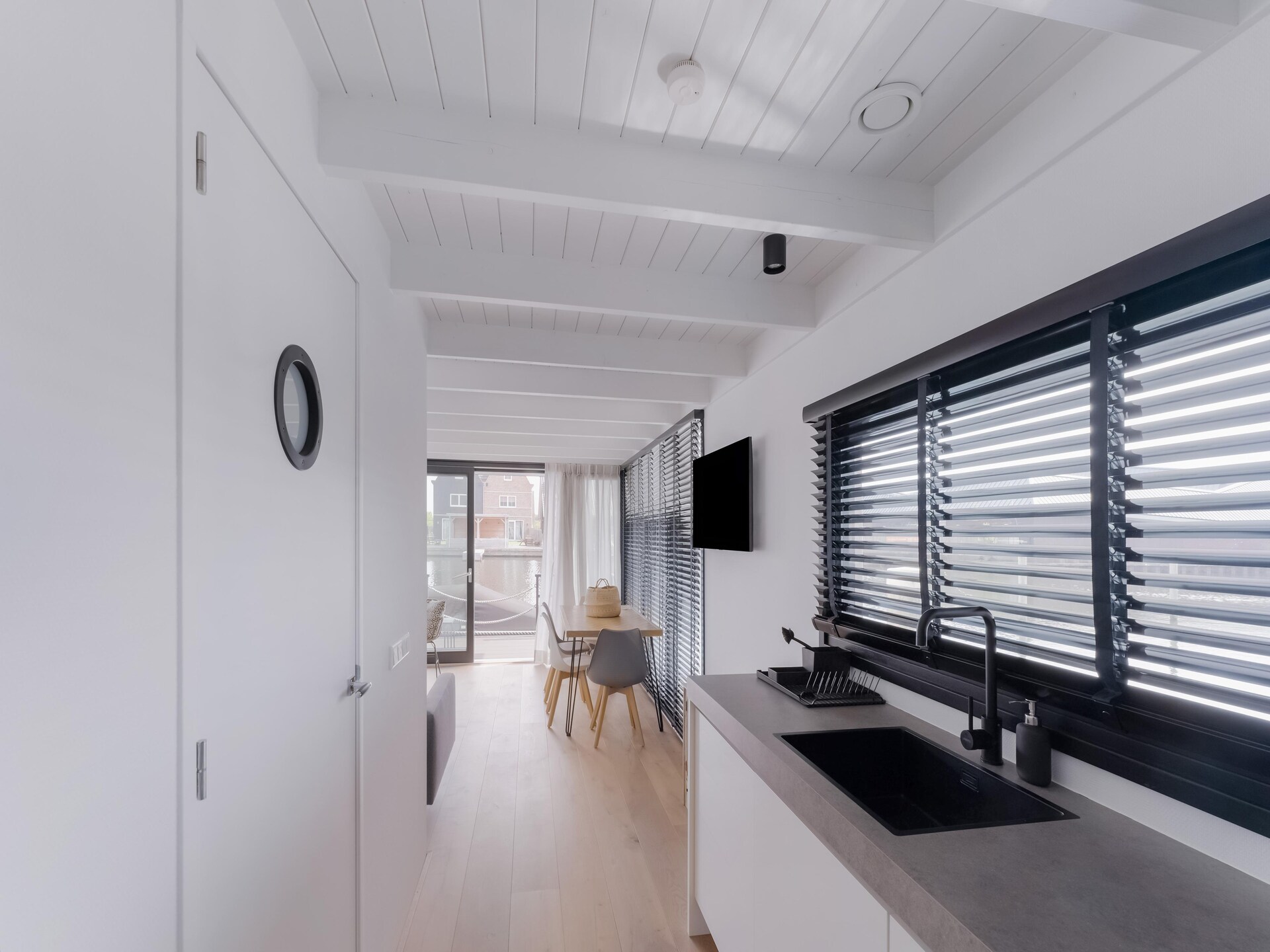 Luxe woonboot in historische vissershaven Stavoren aan het IJsselmeer - foto 22