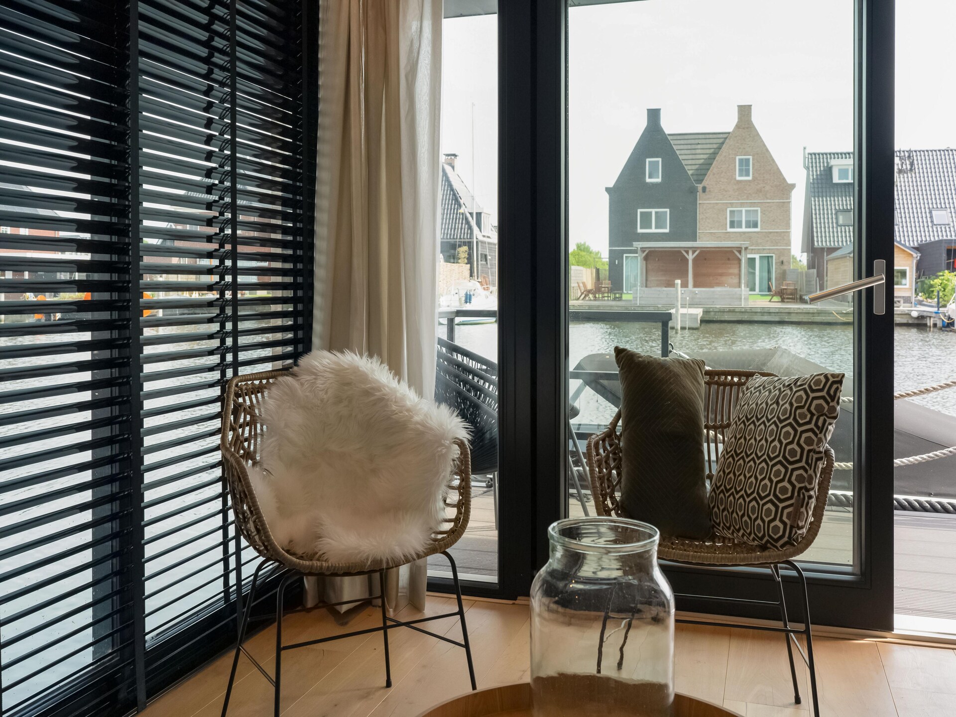 Luxe woonboot in historische vissershaven Stavoren aan het IJsselmeer - foto 40
