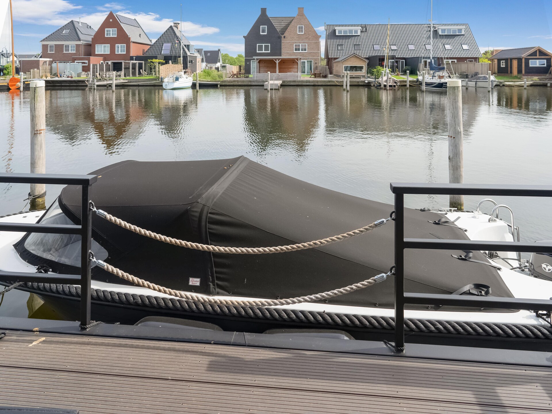 Luxe woonboot in historische vissershaven Stavoren aan het IJsselmeer - foto 38
