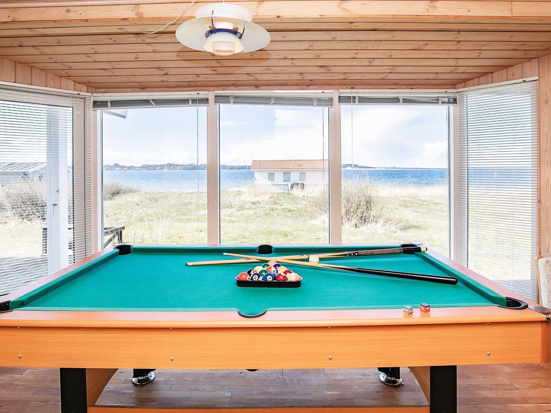 Licht vakantiehuis met panoramisch zeezicht op 30 meter van het strand in Farsø - foto 5