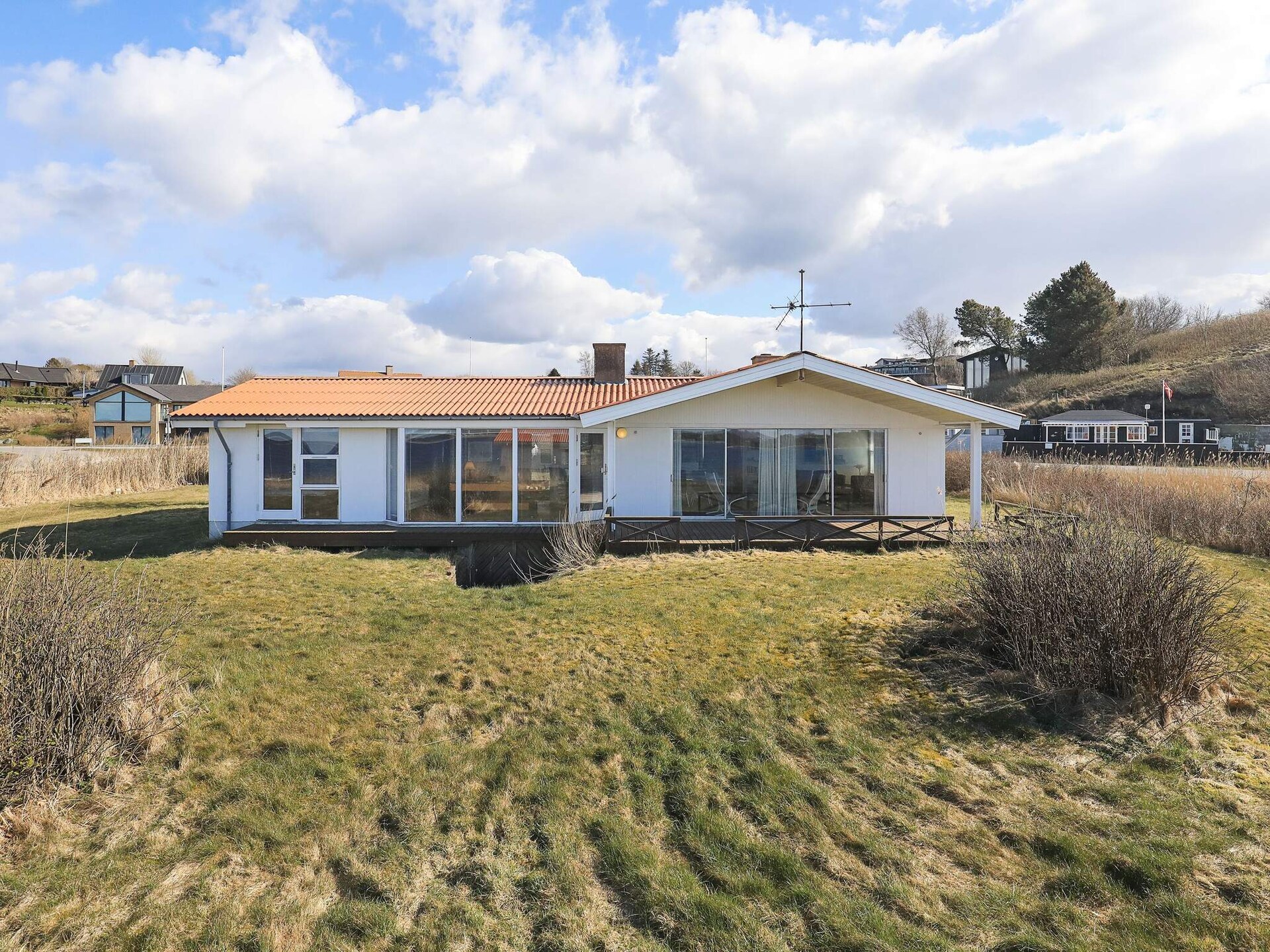 Licht vakantiehuis met panoramisch zeezicht op 30 meter van het strand in Farsø - foto 2