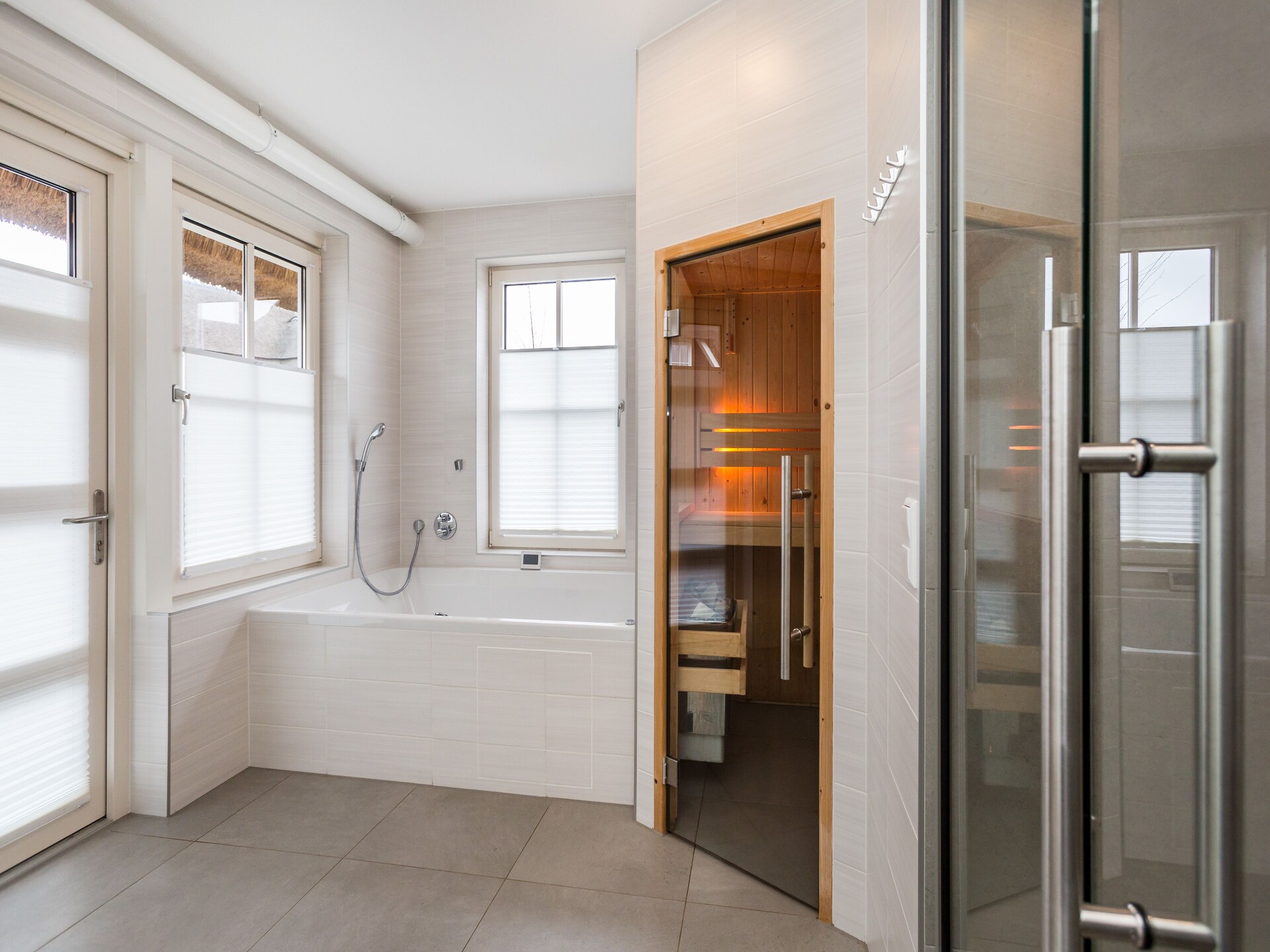 Rietgedekte wellnessvilla voor 12 personen aan de Friese Meren - foto 35