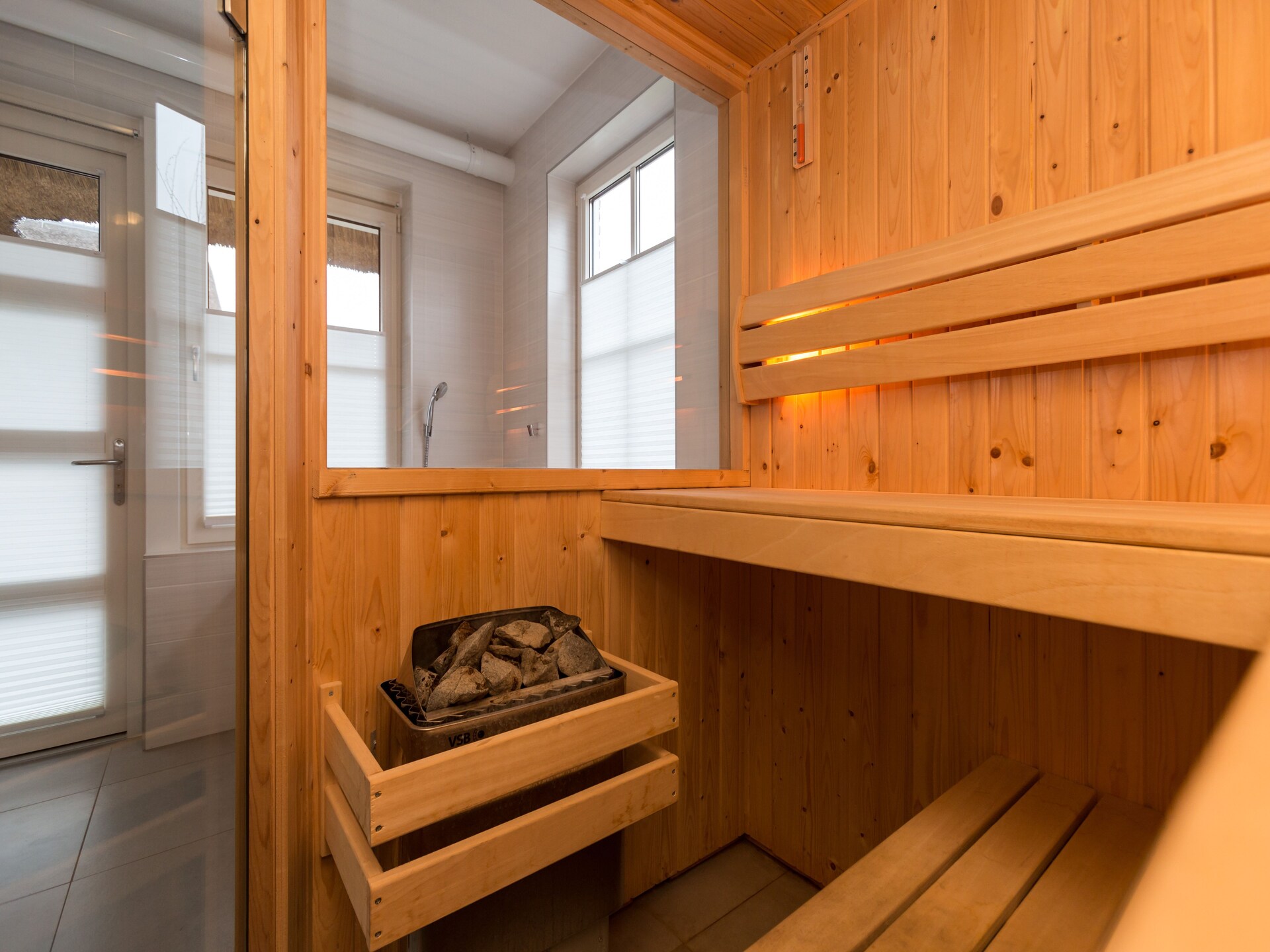 Rietgedekte wellnessvilla voor 12 personen aan de Friese Meren - foto 36