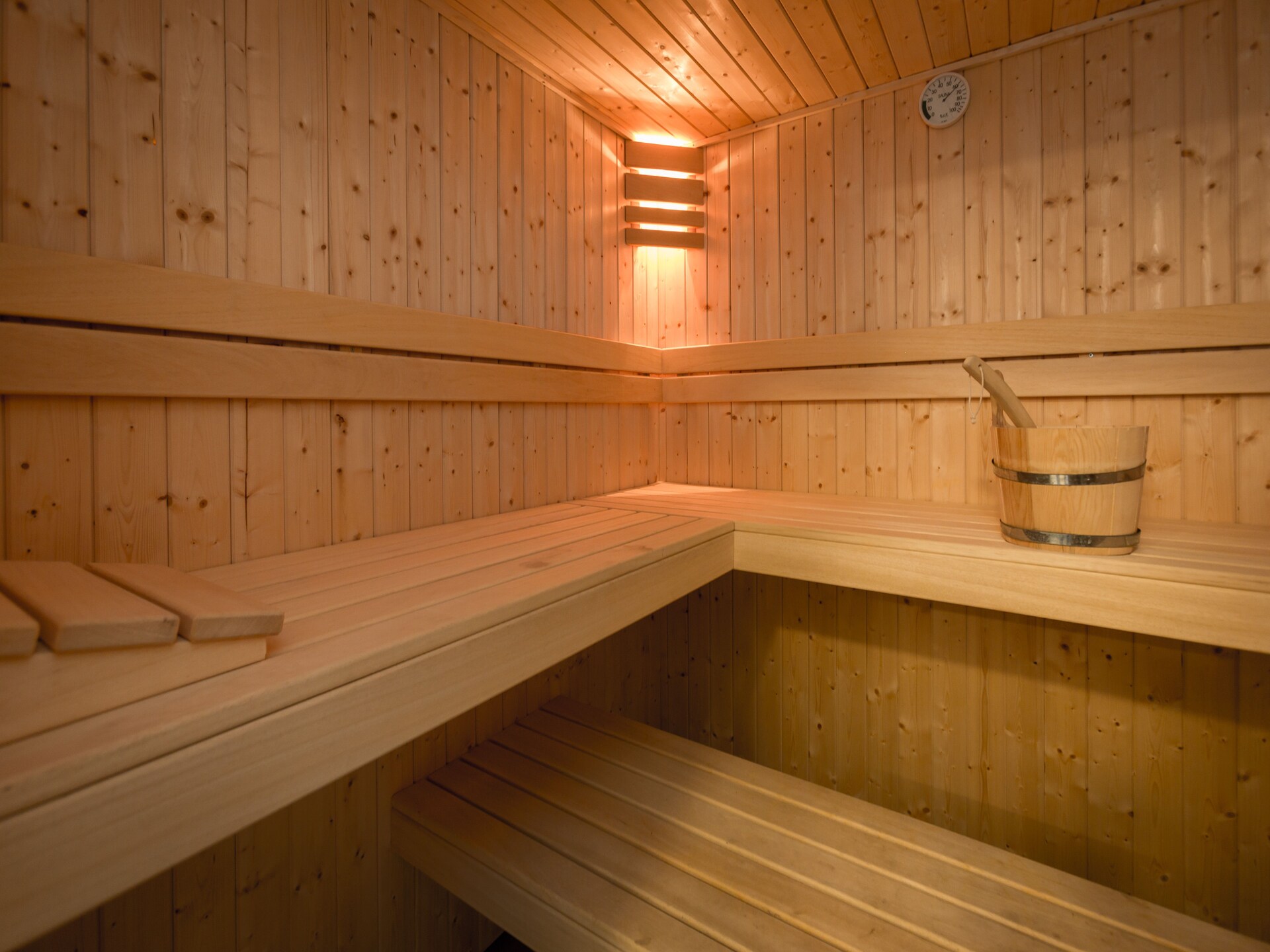 Rietgedekte wellnessvilla voor 12 personen aan de Friese Meren - foto 39