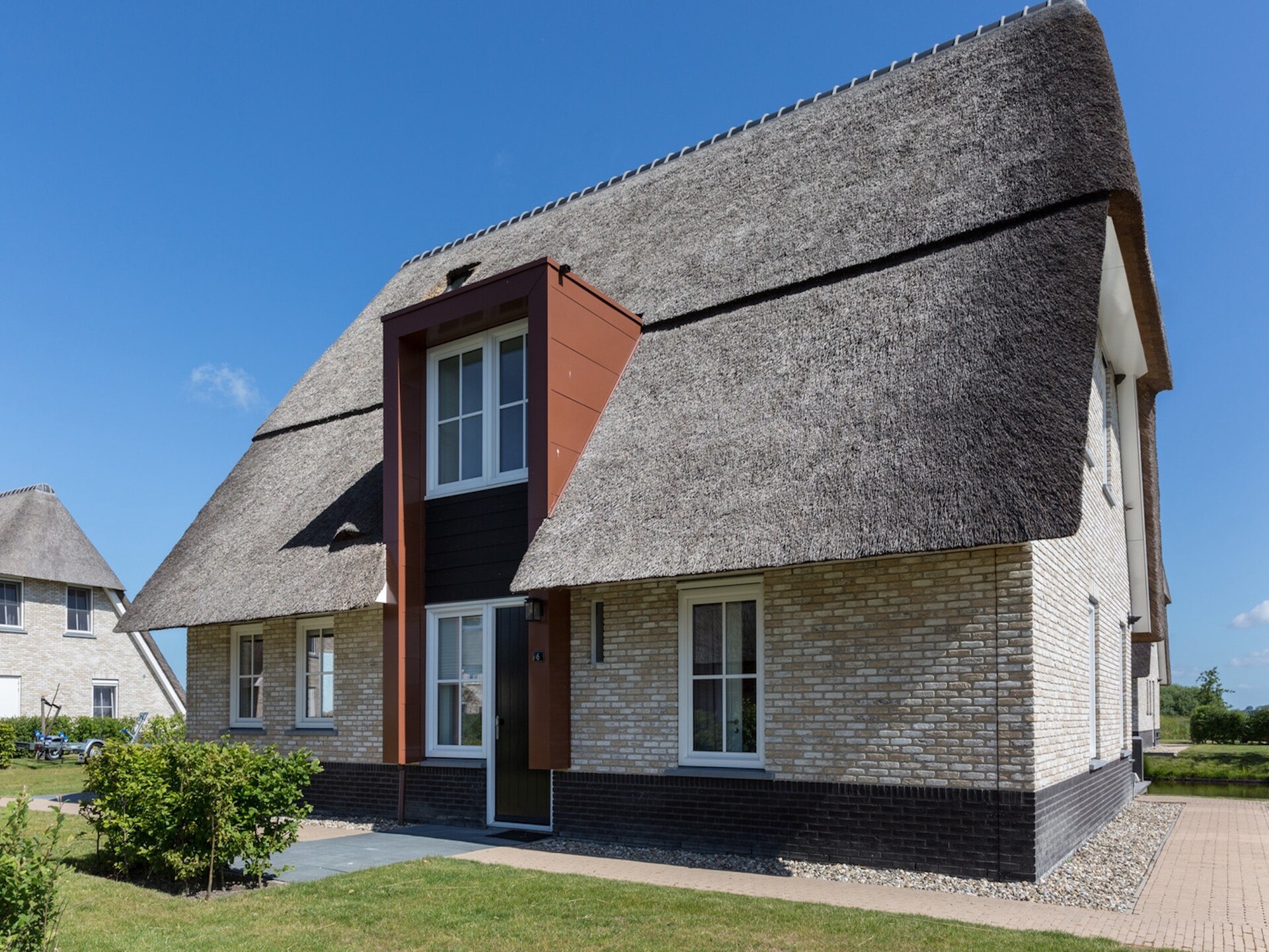 Rietgedekte wellnessvilla voor 12 personen aan de Friese Meren - foto 9
