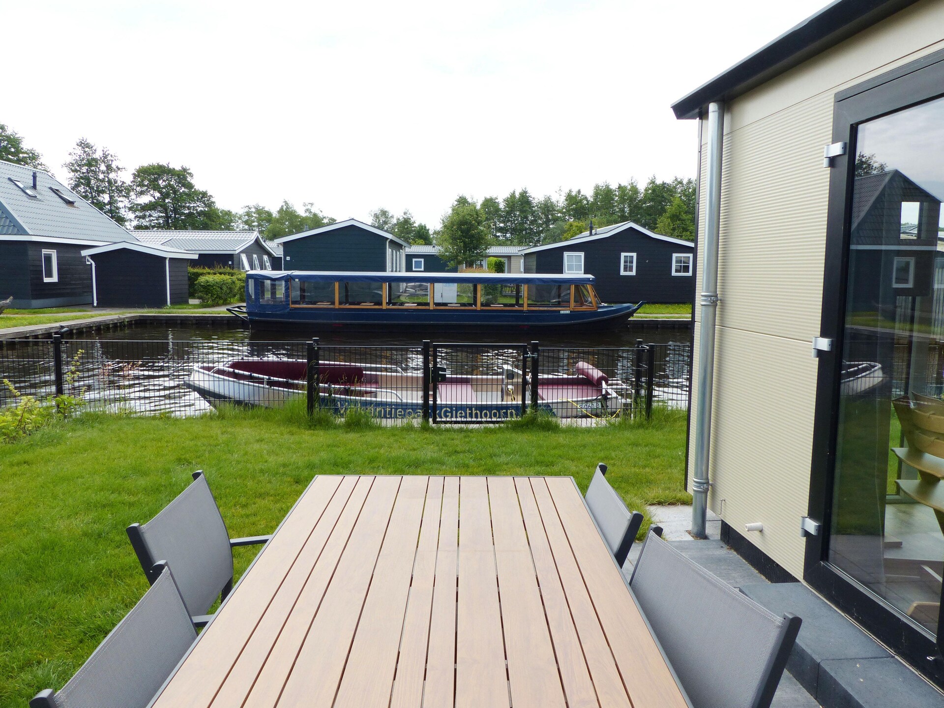Vrijstaand chalet met privéboot in autovrij park Giethoorn - foto 9