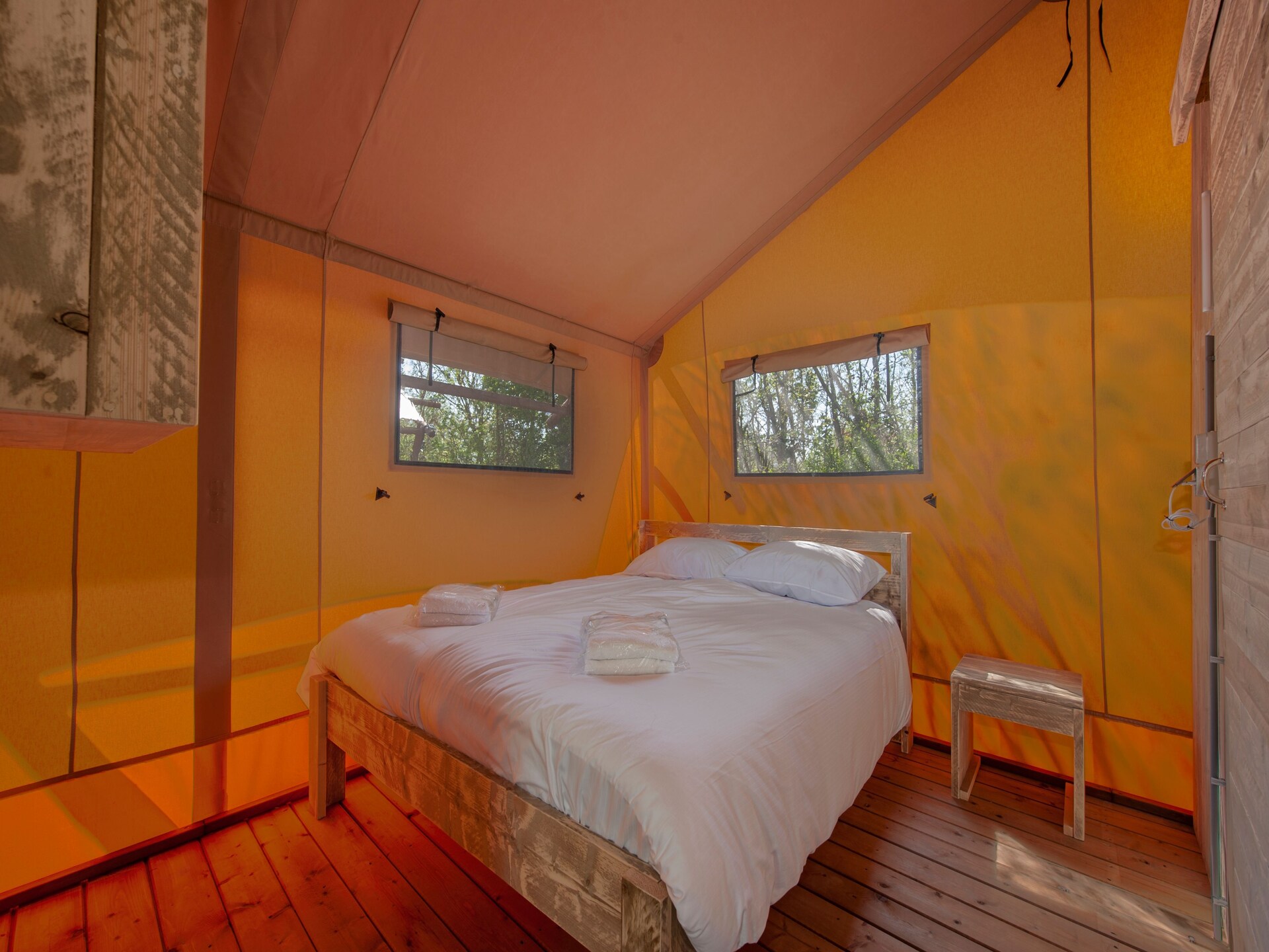 Luxe safaritent met veranda in bosrijk vakantiepark bij Breda - foto 3