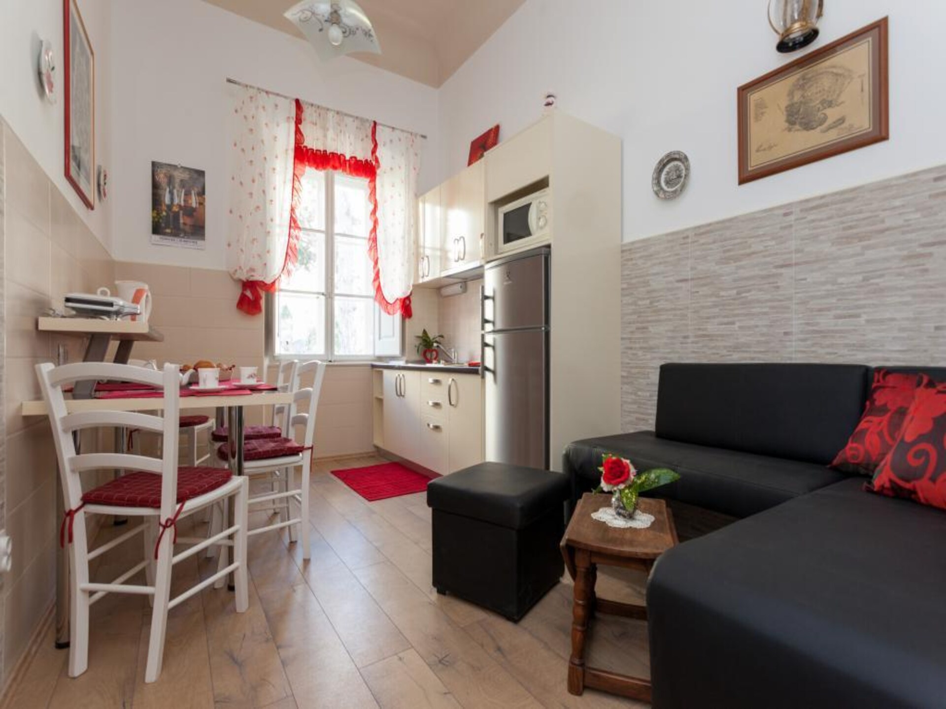 Ruim 2-slaapkamerappartement met zeezicht en terras op 260m van de oude stad - foto 2