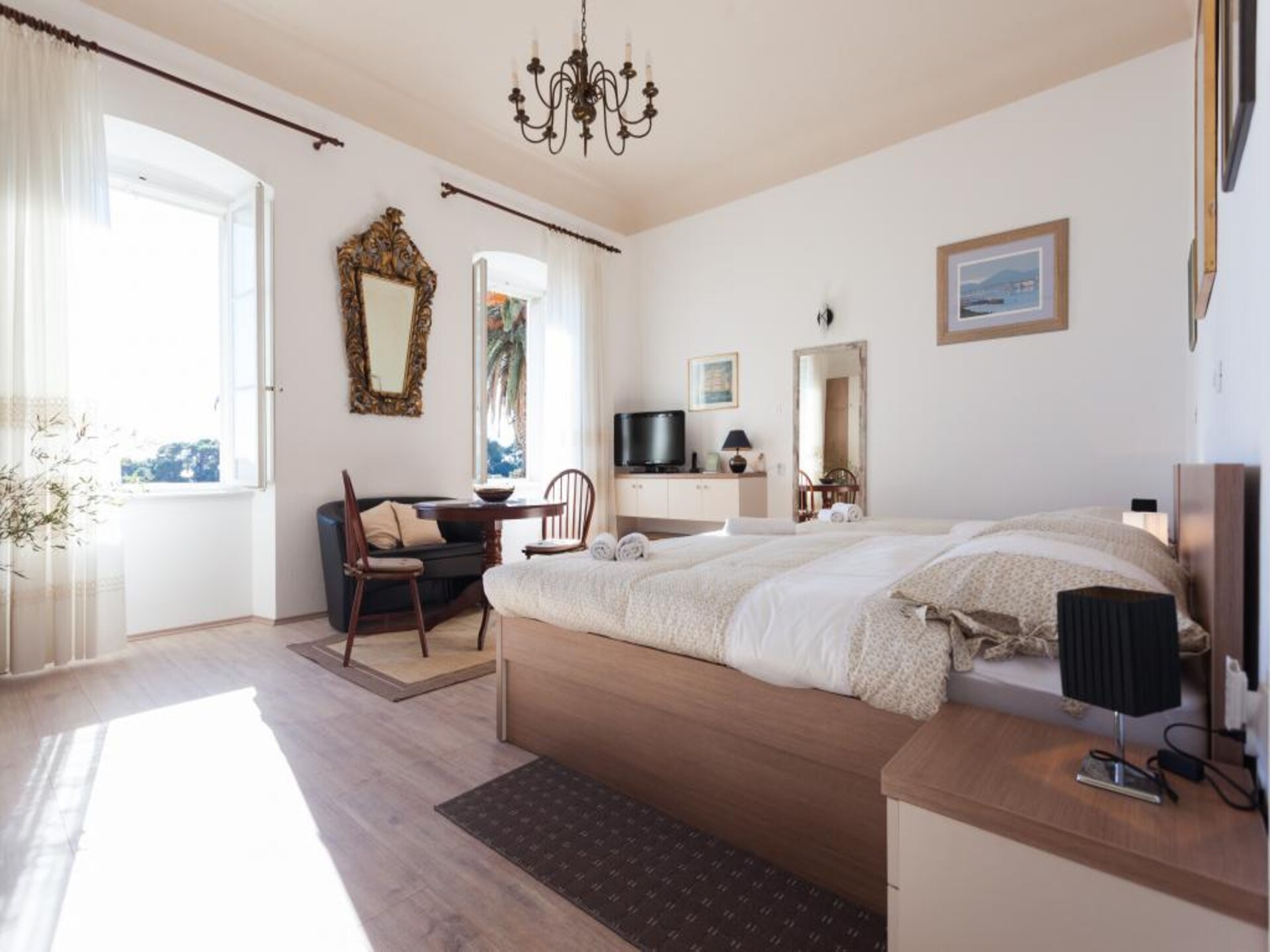 Ruim 2-slaapkamerappartement met zeezicht en terras op 260m van de oude stad - foto 13