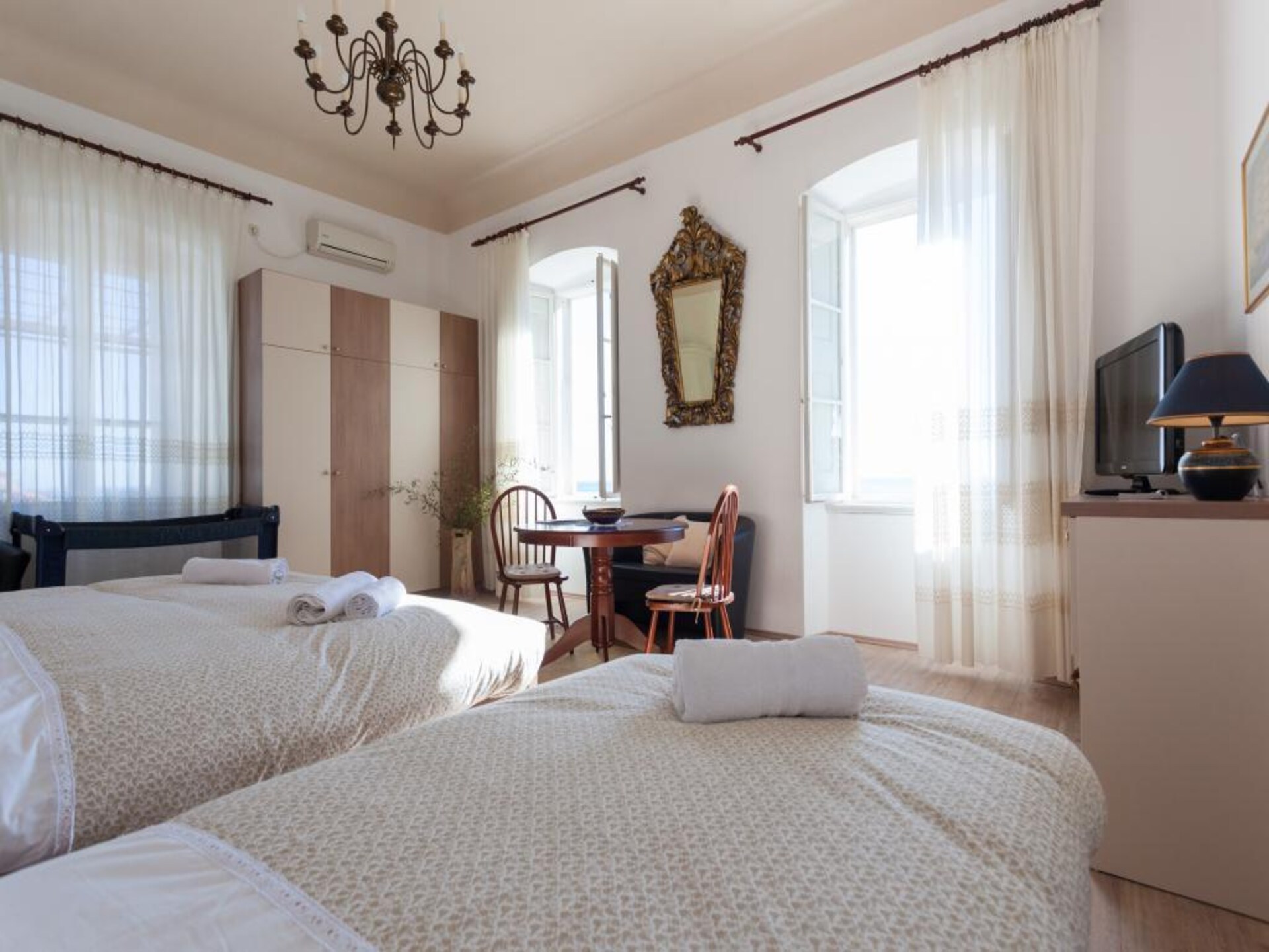 Ruim 2-slaapkamerappartement met zeezicht en terras op 260m van de oude stad - foto 15